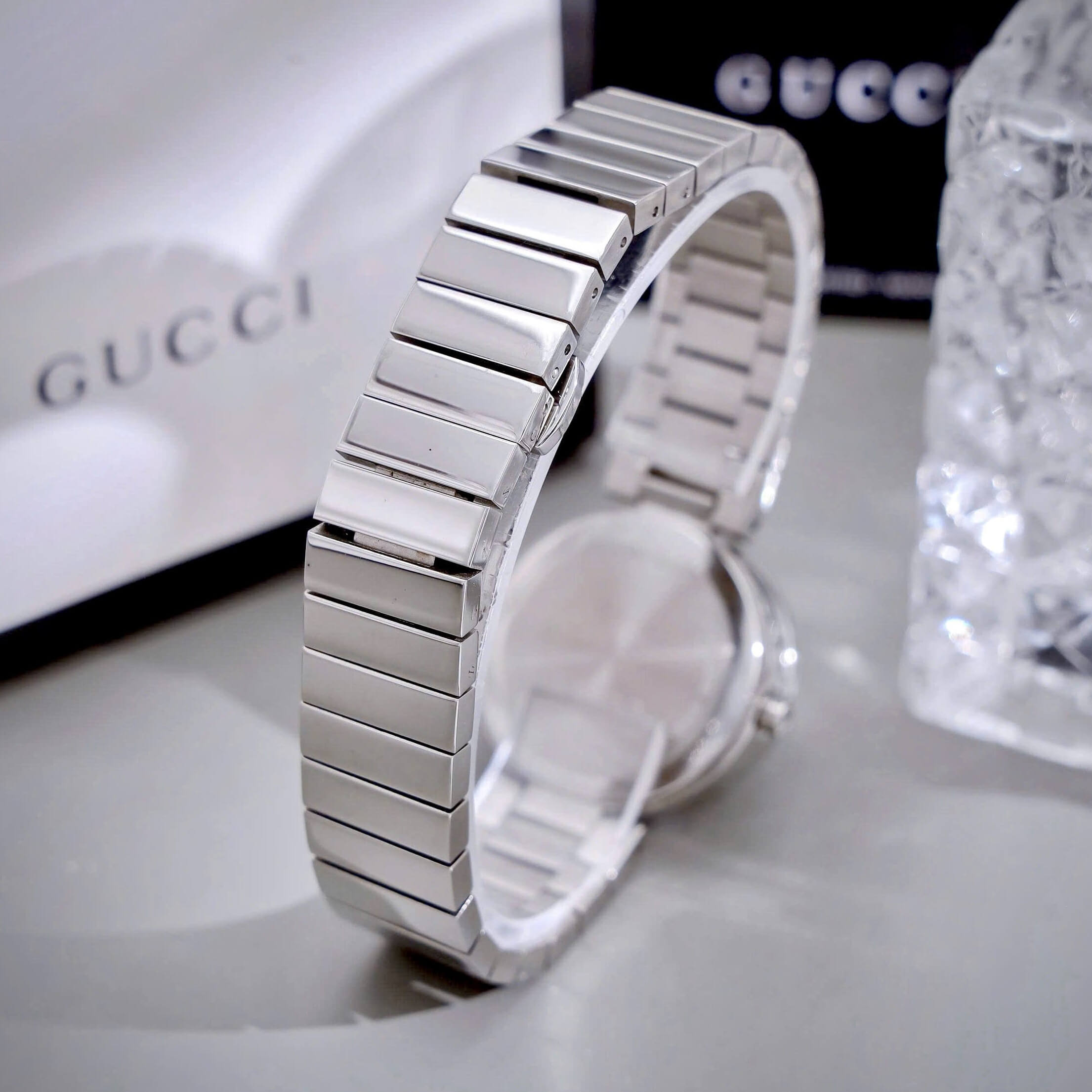 Đồng Hồ Cặp Gucci Dây Kim Loại Bạc Mặt Đen Cao Cấp Nam 44mm Nữ 29mm
