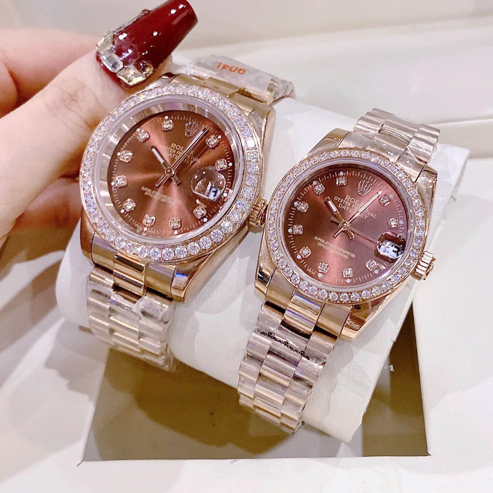 Đồng Hồ Cặp Rolex Datejust Máy Pin Nam Nữ Màu Rose Mặt Nâu Viền Đá Size 41mm - 31mm