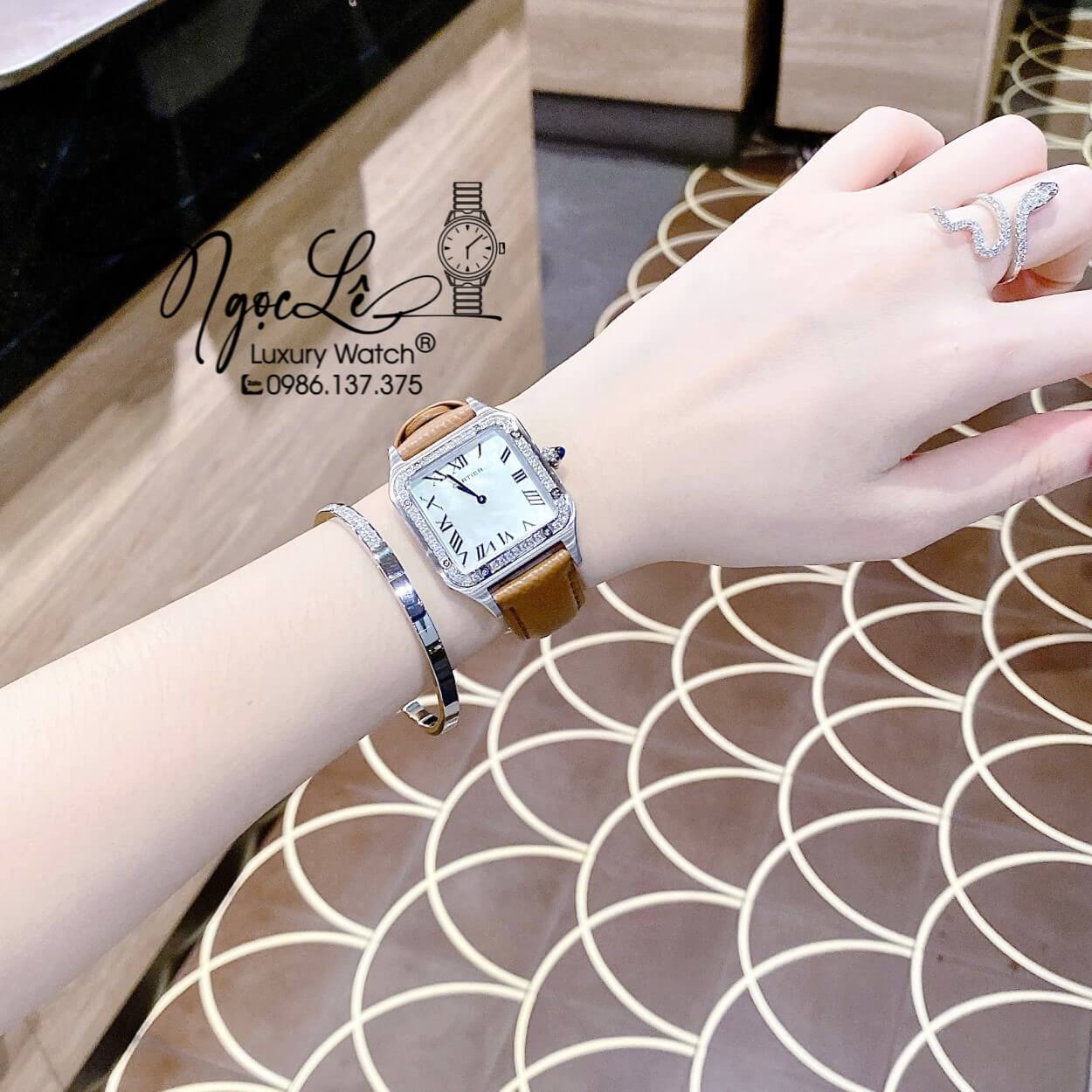 Đồng Hồ Nữ Cartier Santos De Dây Da Nâu Mặt Vuông Đính Đá Size 24x33mm Máy Pin Thụy Sĩ