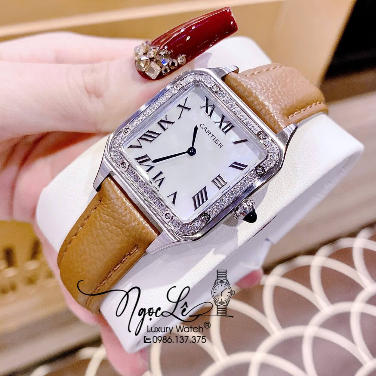 Đồng Hồ Nữ Cartier Santos De Dây Da Nâu Mặt Vuông Đính Đá Size 24x33mm Máy Pin Thụy Sĩ