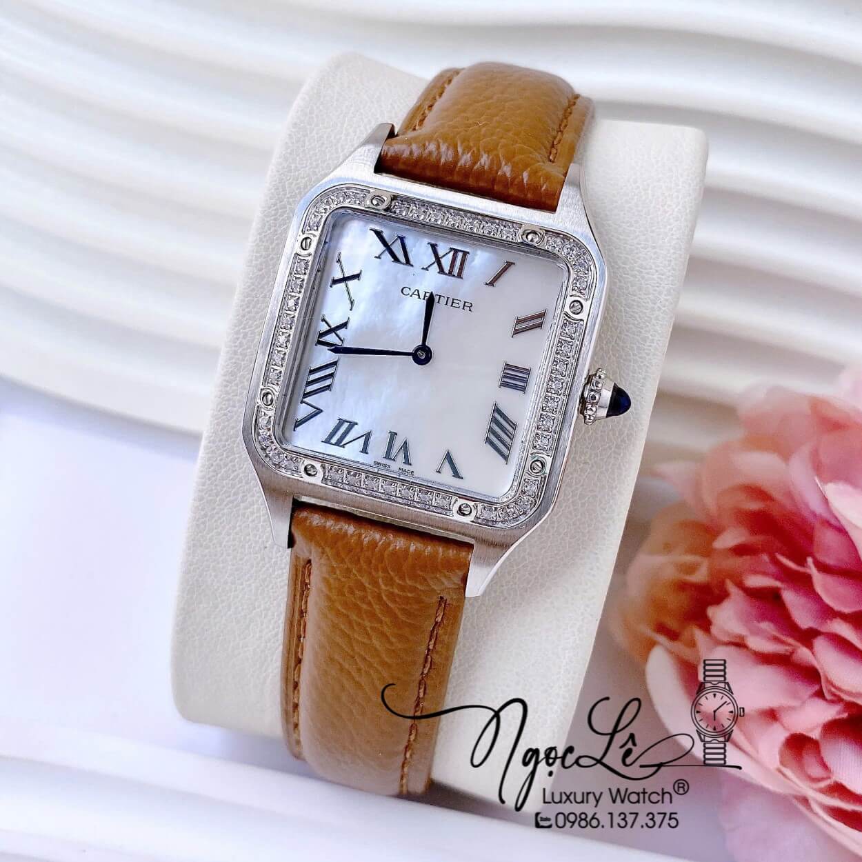 Đồng Hồ Nữ Cartier Santos De Dây Da Nâu Mặt Vuông Đính Đá Size 24x33mm Máy Pin Thụy Sĩ