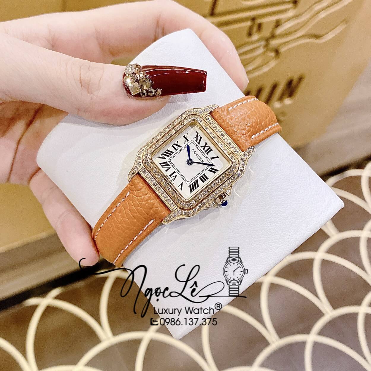Đồng Hồ Nữ Cartier Santos De Dây Da Nâu Mặt Vuông Đính Đá Size 24x33mm Máy Pin Thụy - Vỏ Gold
