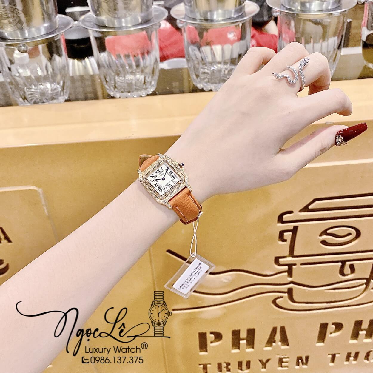 Đồng Hồ Nữ Cartier Santos De Dây Da Nâu Mặt Vuông Đính Đá Size 24x33mm Máy Pin Thụy - Vỏ Gold