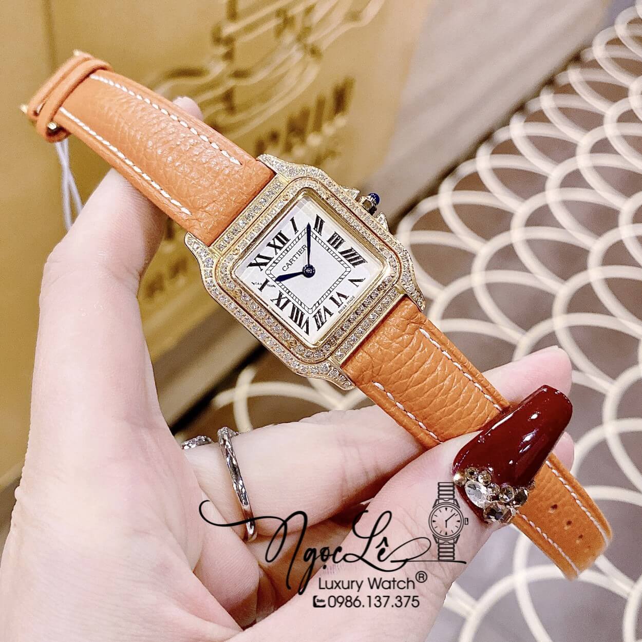 Đồng Hồ Nữ Cartier Santos De Dây Da Nâu Mặt Vuông Đính Đá Size 24x33mm Máy Pin Thụy - Vỏ Gold
