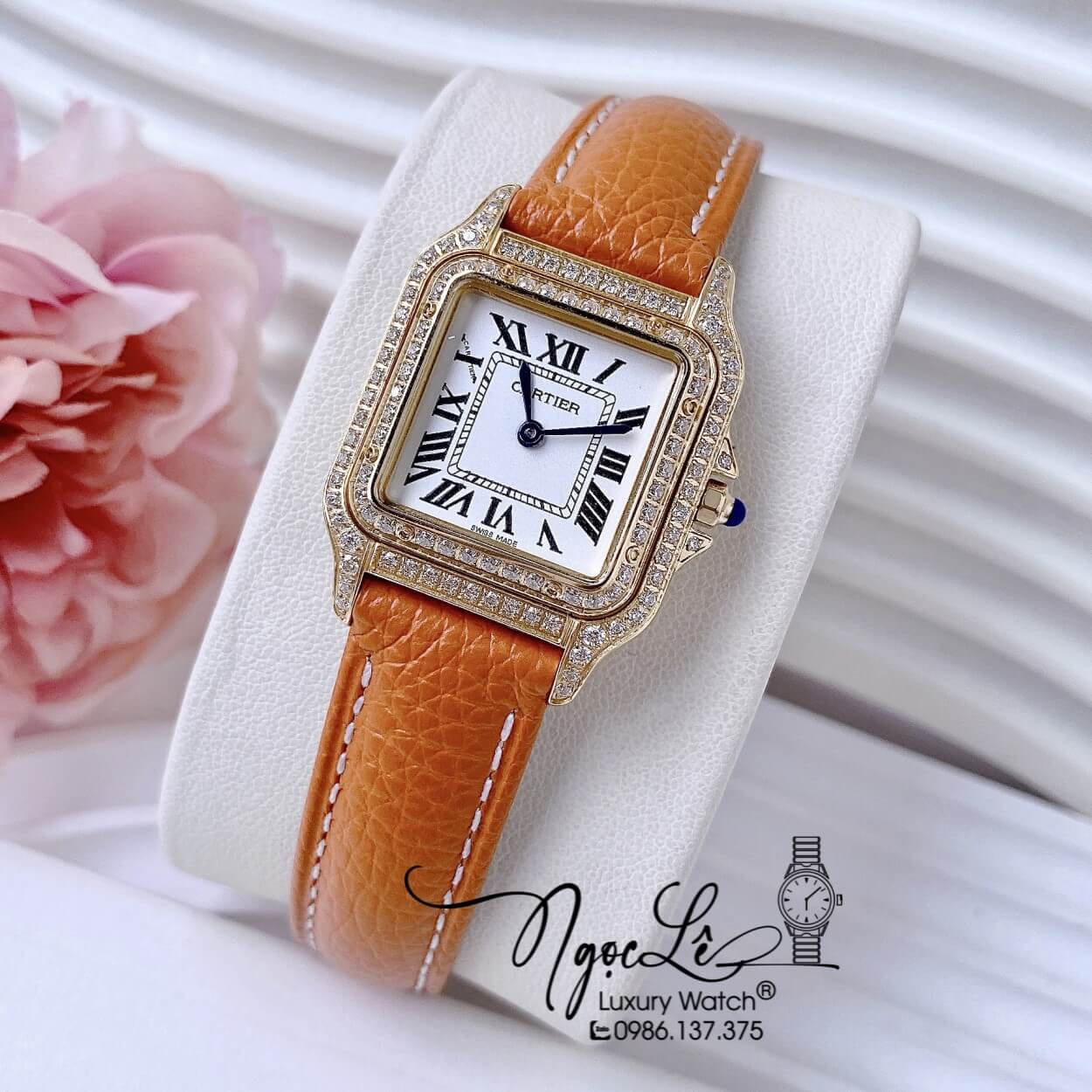 Đồng Hồ Nữ Cartier Santos De Dây Da Nâu Mặt Vuông Đính Đá Size 24x33mm Máy Pin Thụy - Vỏ Gold