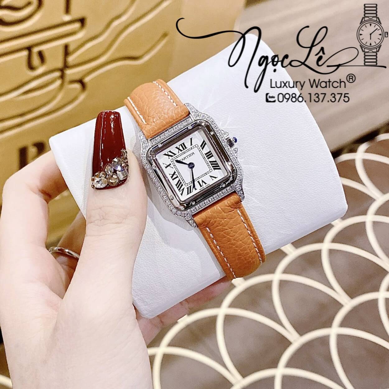 Đồng Hồ Nữ Cartier Santos De Dây Da Nâu Mặt Vuông Đính Đá Size 24x33mm Máy Pin Thụy - Vỏ Silver