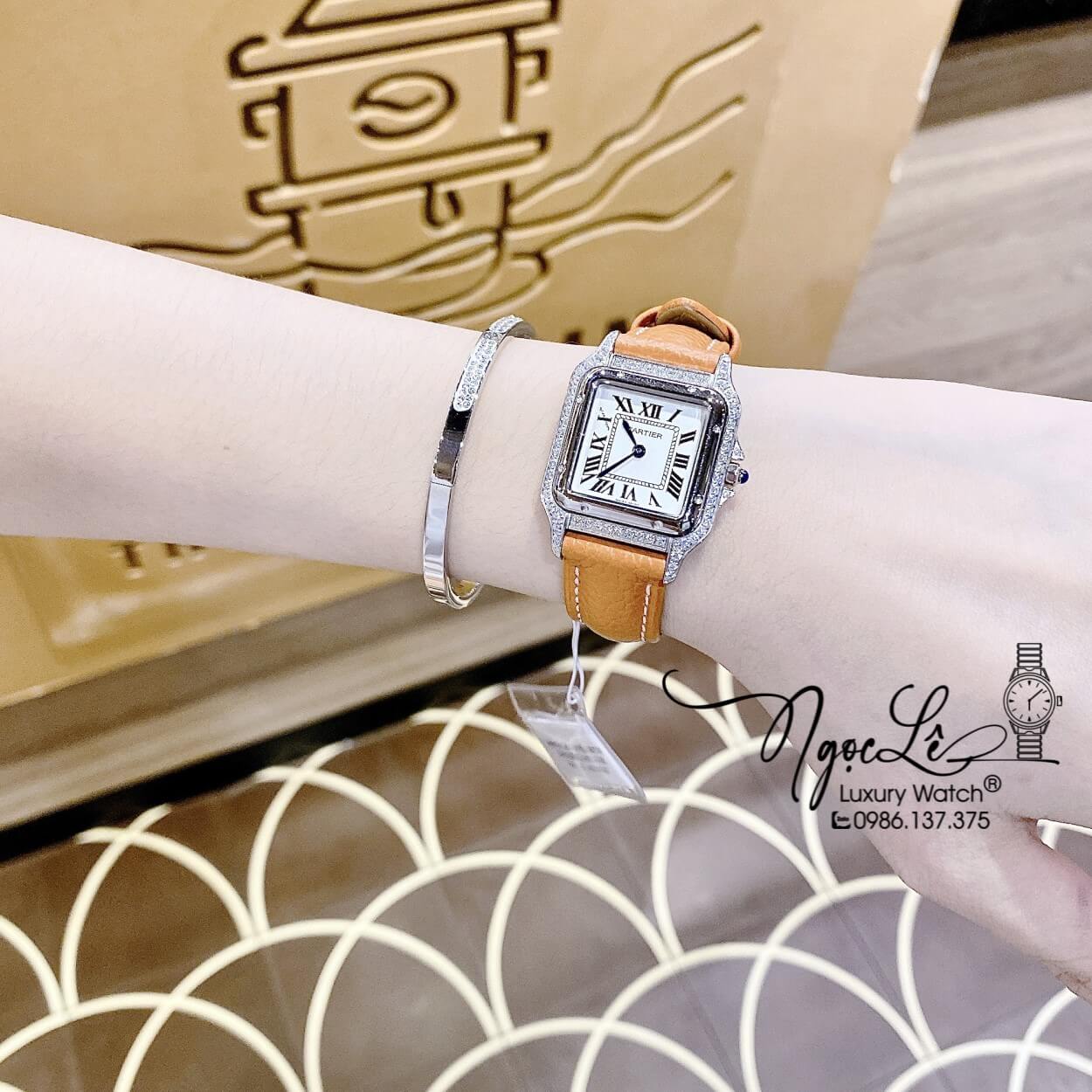 Đồng Hồ Nữ Cartier Santos De Dây Da Nâu Mặt Vuông Đính Đá Size 24x33mm Máy Pin Thụy - Vỏ Silver