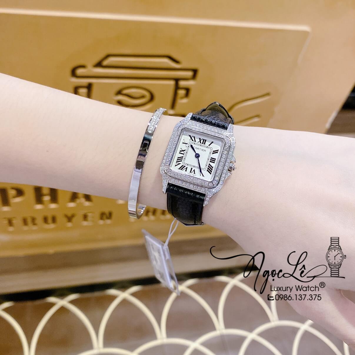 Đồng Hồ Nữ Cartier Santos De Dây Da Đen Mặt Vuông Đính Đá Size 24x33mm Máy Pin Thụy - Vỏ Silver