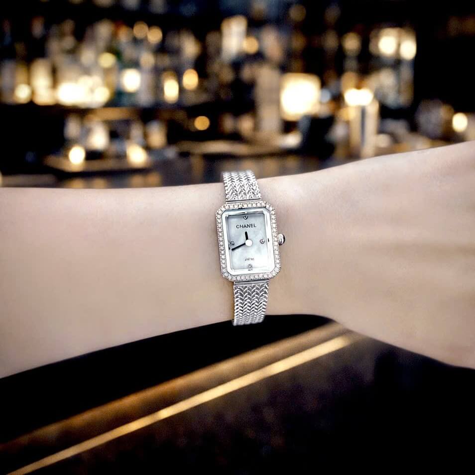 Đồng hồ Chanel Boy Friend dây mesh bạc mặt trắng khảm xà cừ size 20x26mm - Quartz
