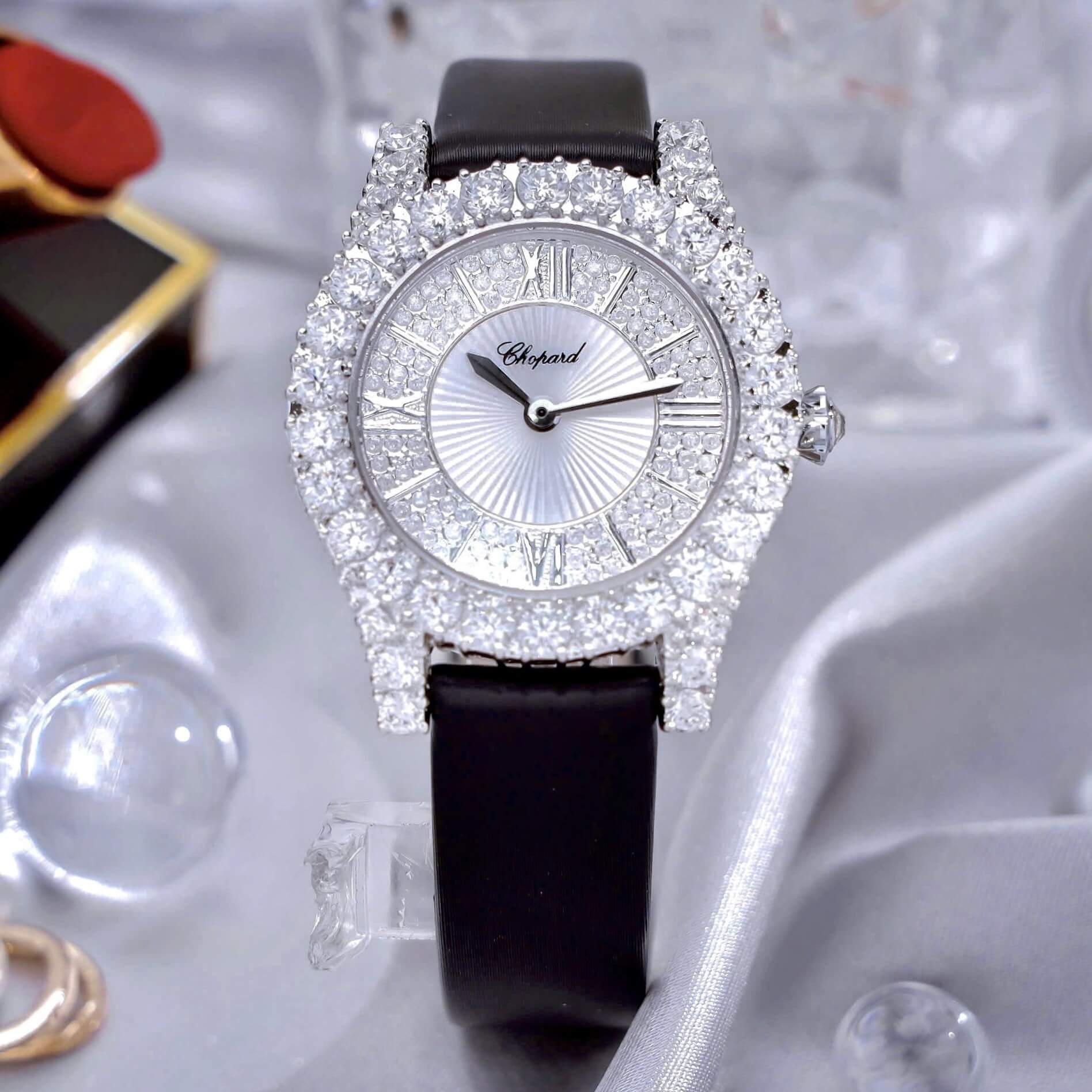 Đồng Hồ Chopard Nữ Dây Da Lụa Màu Đen Vỏ Màu Bạc Đính Đá Size 31mm