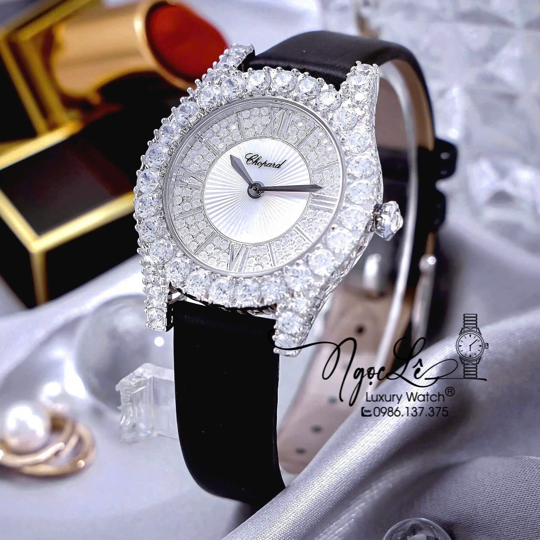 Đồng Hồ Chopard Nữ Dây Da Lụa Màu Đen Vỏ Màu Bạc Đính Đá Size 31mm