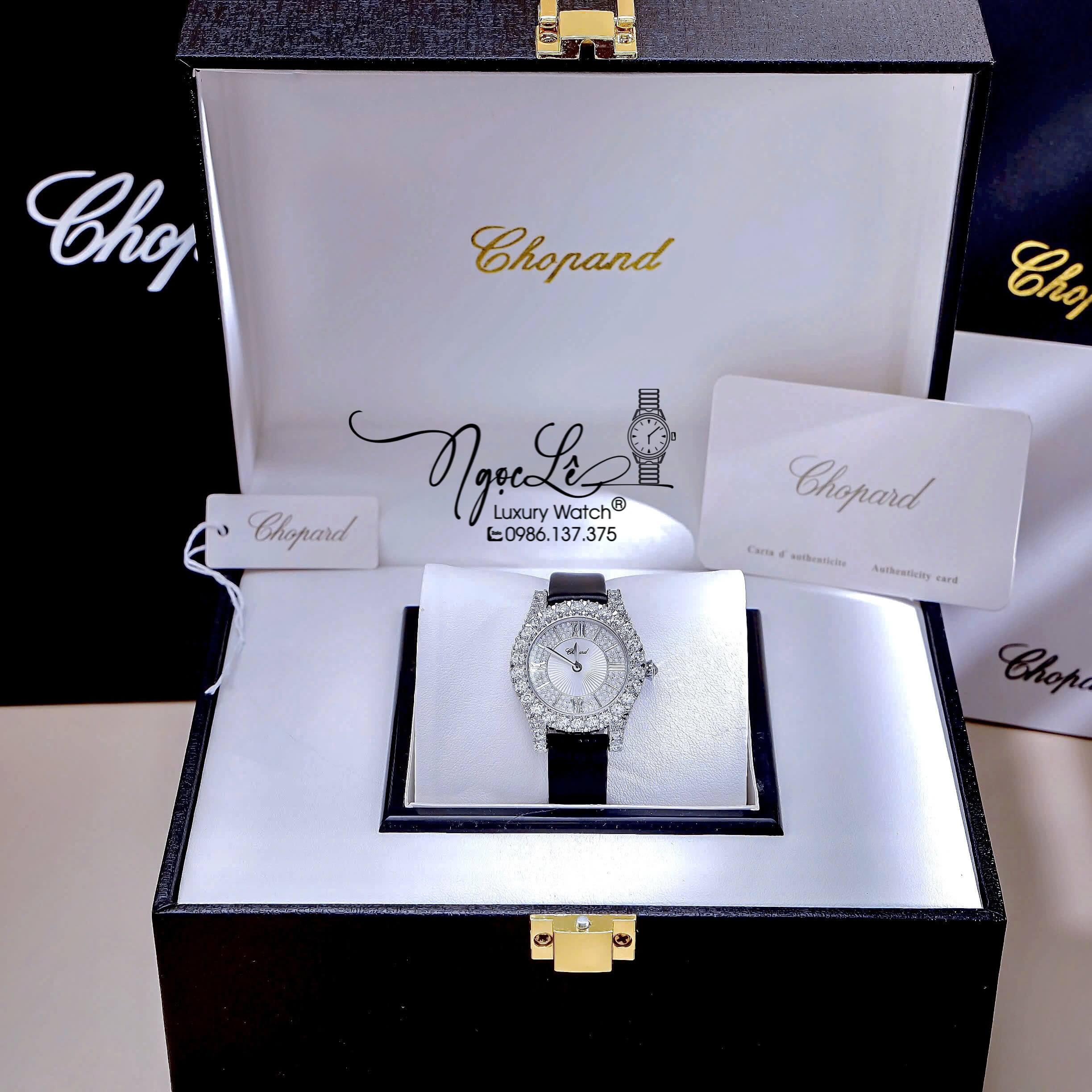 Đồng Hồ Chopard Nữ Dây Da Lụa Màu Đen Vỏ Màu Bạc Đính Đá Size 31mm