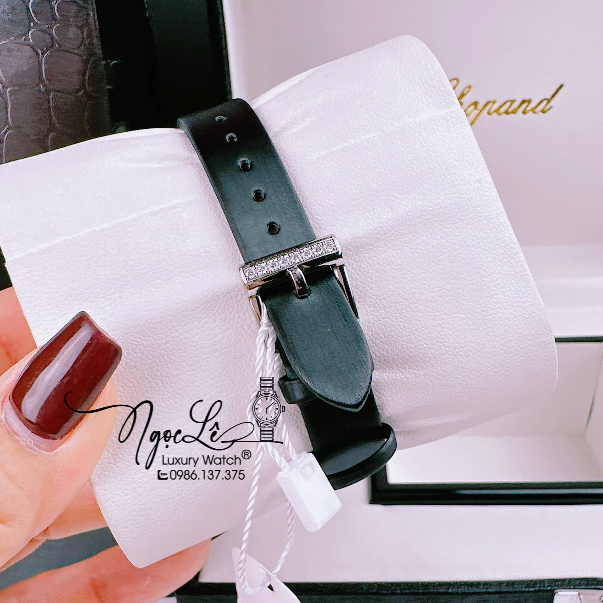 Đồng Hồ Chopard Nữ Dây Da Lụa Màu Đen Vỏ Silver Đính Full Đá Trên Mặt Size 31mm