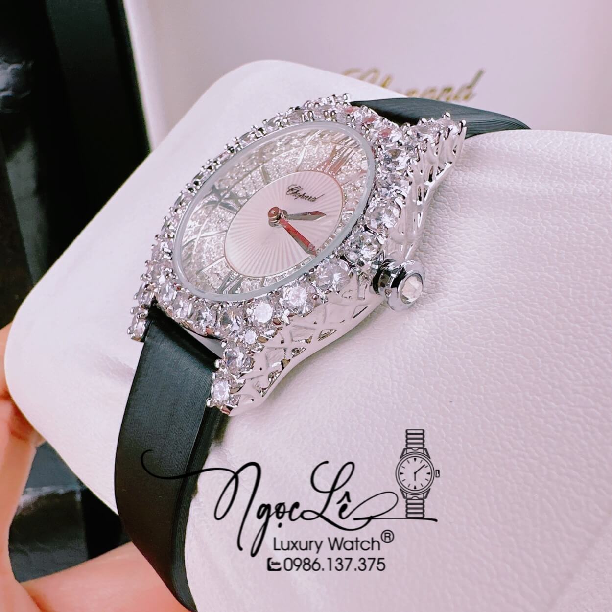 Đồng Hồ Chopard Nữ Dây Da Lụa Màu Đen Vỏ Silver Đính Full Đá Trên Mặt Size 31mm