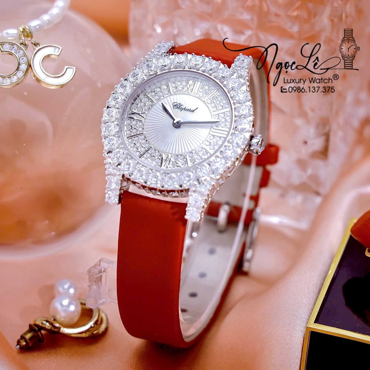 Đồng Hồ Chopard Nữ Dây Da Lụa Màu Đỏ Vỏ Bạc Đính Đá Size 31mm