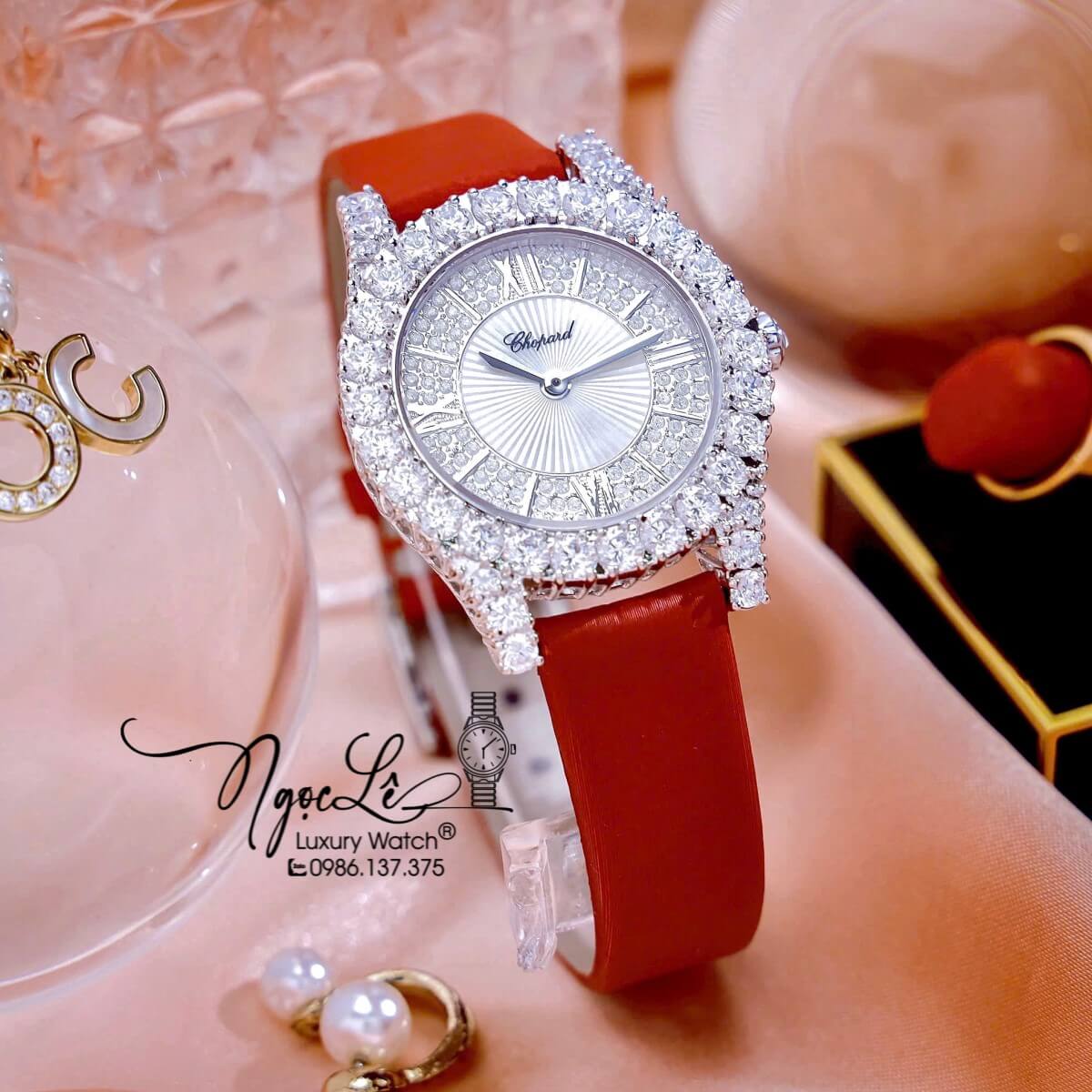 Đồng Hồ Chopard Nữ Dây Da Lụa Màu Đỏ Vỏ Bạc Đính Đá Size 31mm