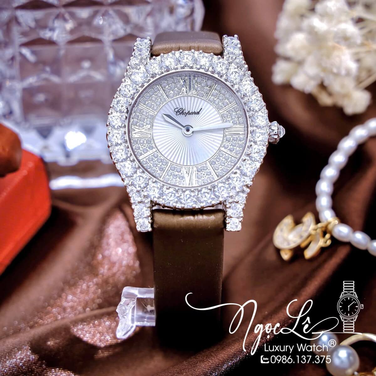 Đồng Hồ Chopard Nữ Dây Da Lụa Màu Nâu Vỏ Bạc Đính Đá Size 31mm