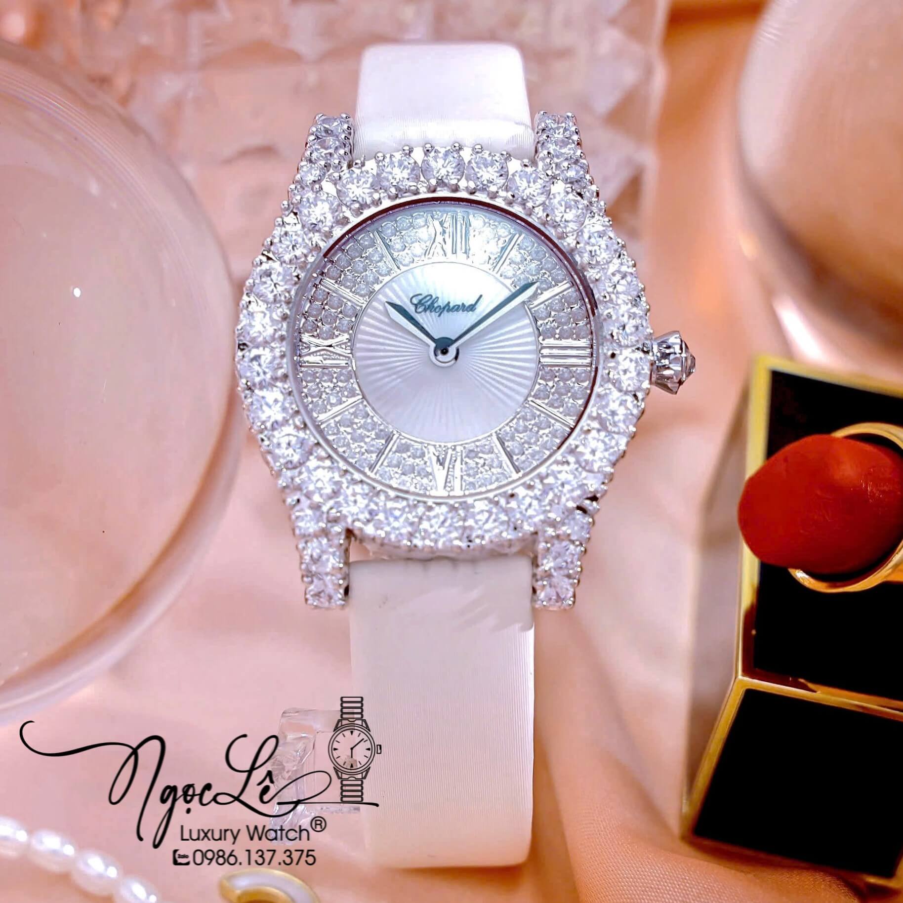 Đồng Hồ Chopard Nữ Dây Da Lụa Màu Trắng Vỏ Bạc Đính Đá Size 31mm