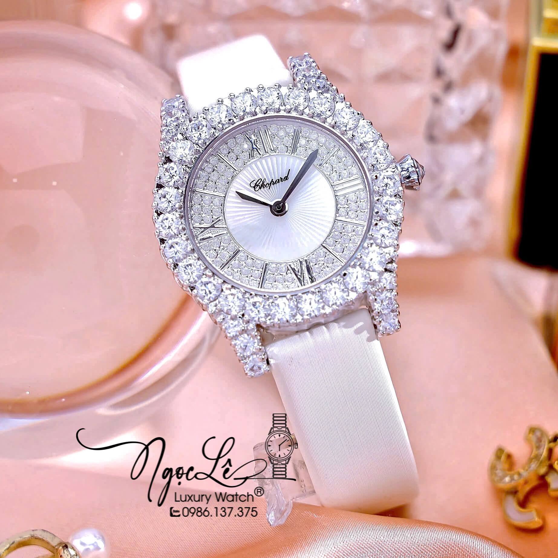 Đồng Hồ Chopard Nữ Dây Da Lụa Màu Trắng Vỏ Bạc Đính Đá Size 31mm