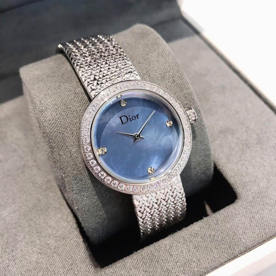 Đồng Hồ Nữ Christian Dior Satine Mặt Xà Cừ Xanh Đính Đá Dây Lưới Silver Size 30mm