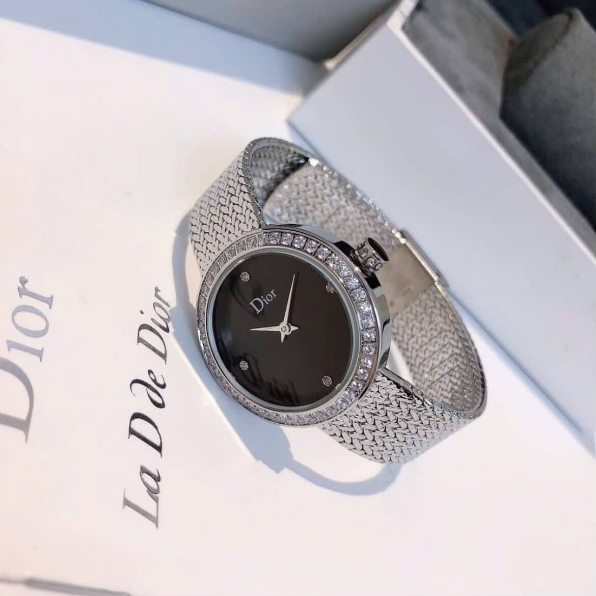 Đồng Hồ Nữ Christian Dior Satine Mặt Đen Đính Đá Dây Lưới Silver Size 30mm