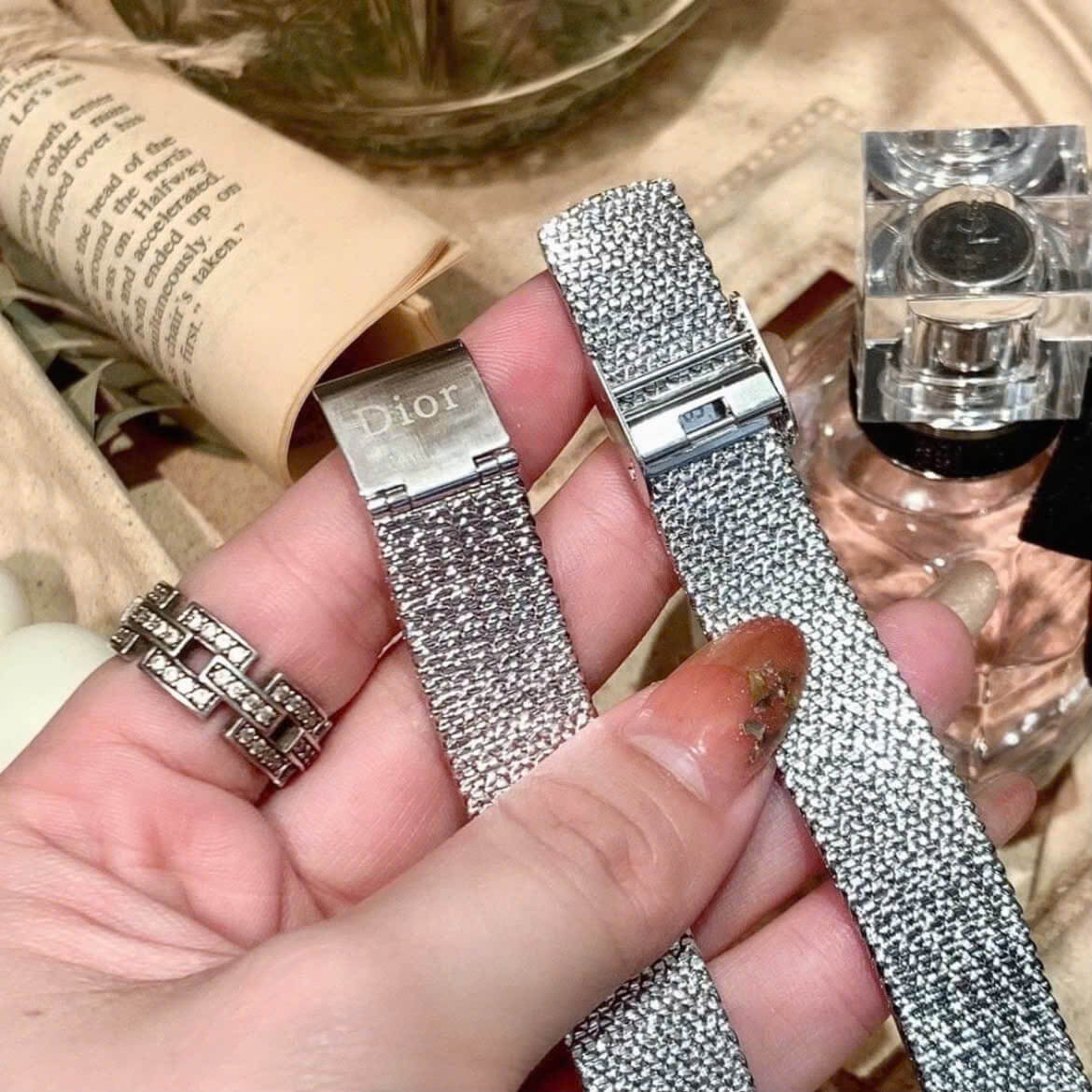 Đồng Hồ Nữ Christian Dior Satine Mặt Xà Cừ Đính Đá Dây Lưới Silver Size 30mm