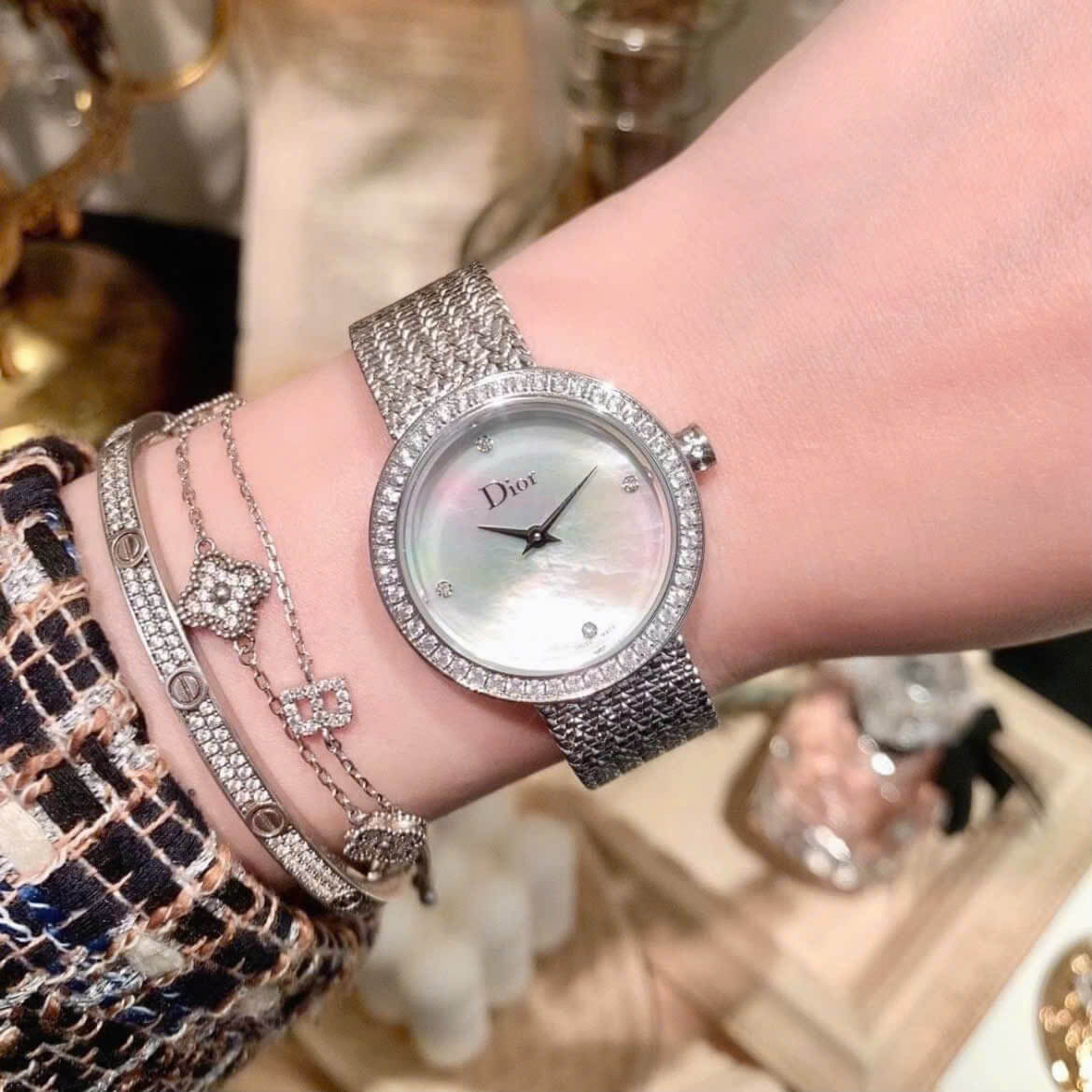 Đồng Hồ Nữ Christian Dior Satine Mặt Xà Cừ Đính Đá Dây Lưới Silver Size 30mm