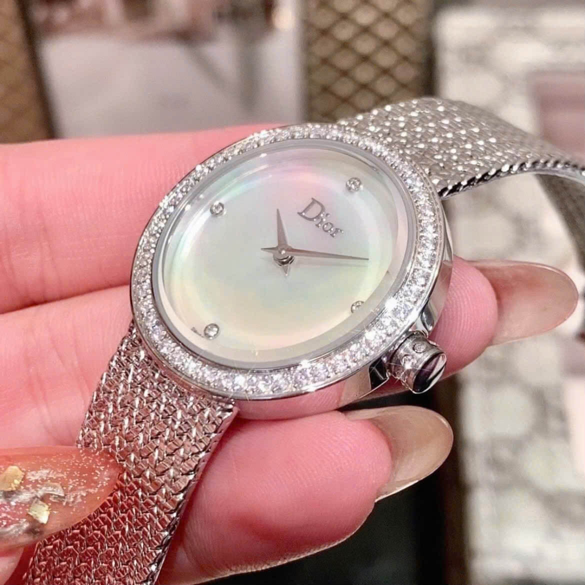 Đồng Hồ Nữ Christian Dior Satine Mặt Xà Cừ Đính Đá Dây Lưới Silver Size 30mm