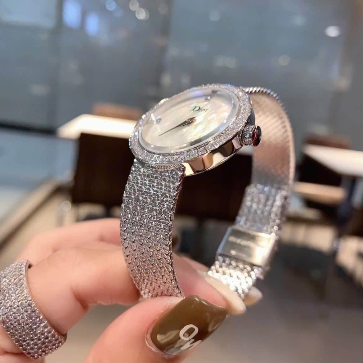 Đồng Hồ Nữ Christian Dior Satine Mặt Xà Cừ Đính Đá Dây Lưới Silver Size 30mm