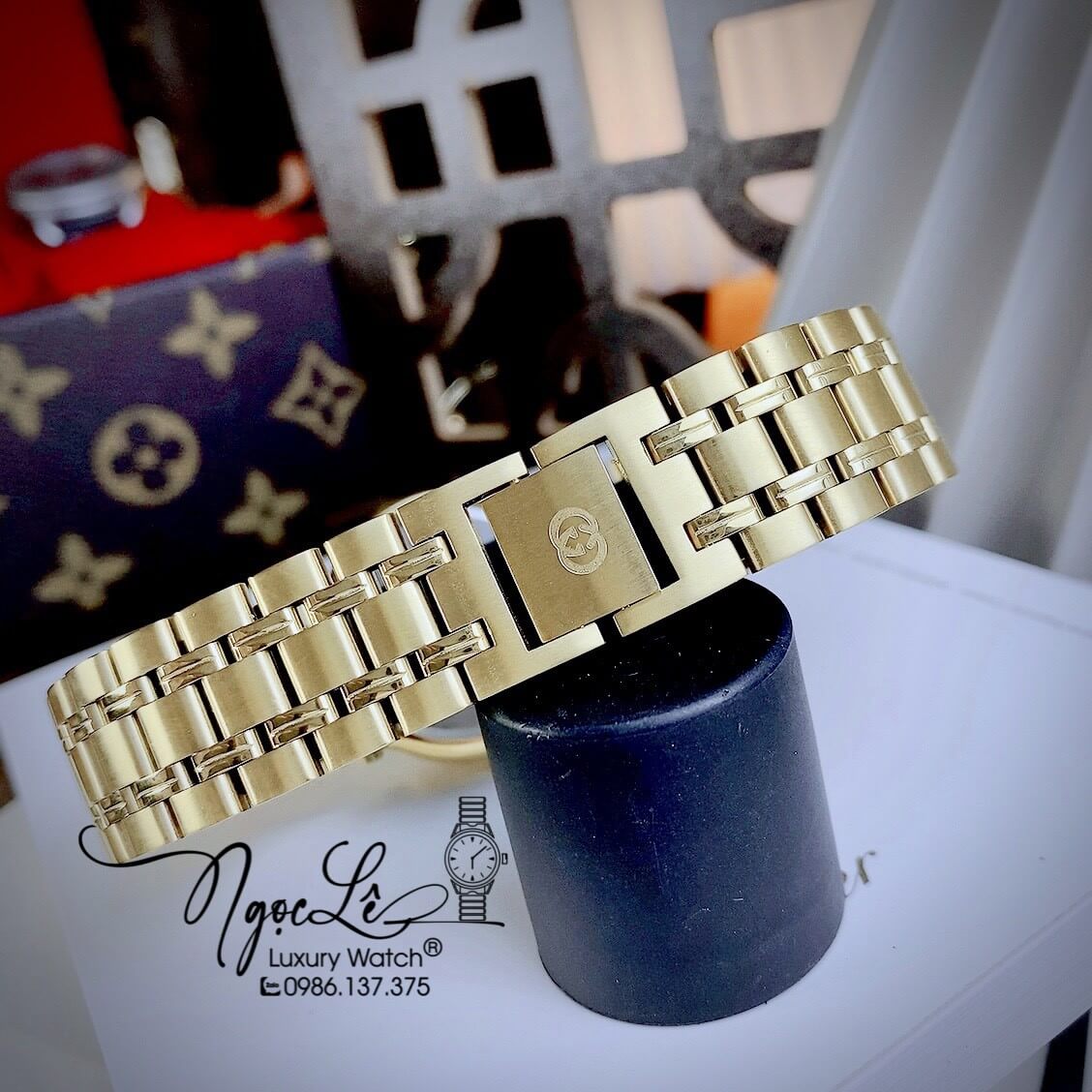 Đồng Hồ Nữ Gucci Vintage Dây Kim Loại Màu Vàng Mặt Đen Size 32mm