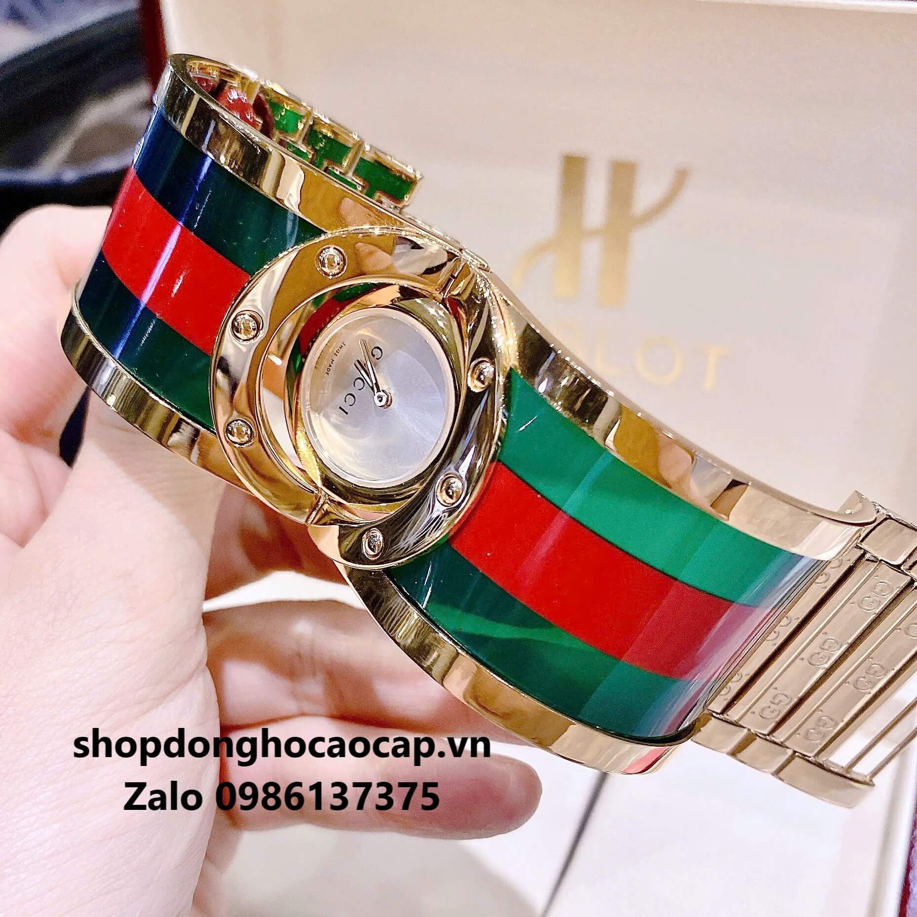 Đồng Hồ Gucci Twirl Nữ Dáng Lắc Tay Màu Vàng Gold Mix Xanh Cao Cấp Size 23mm