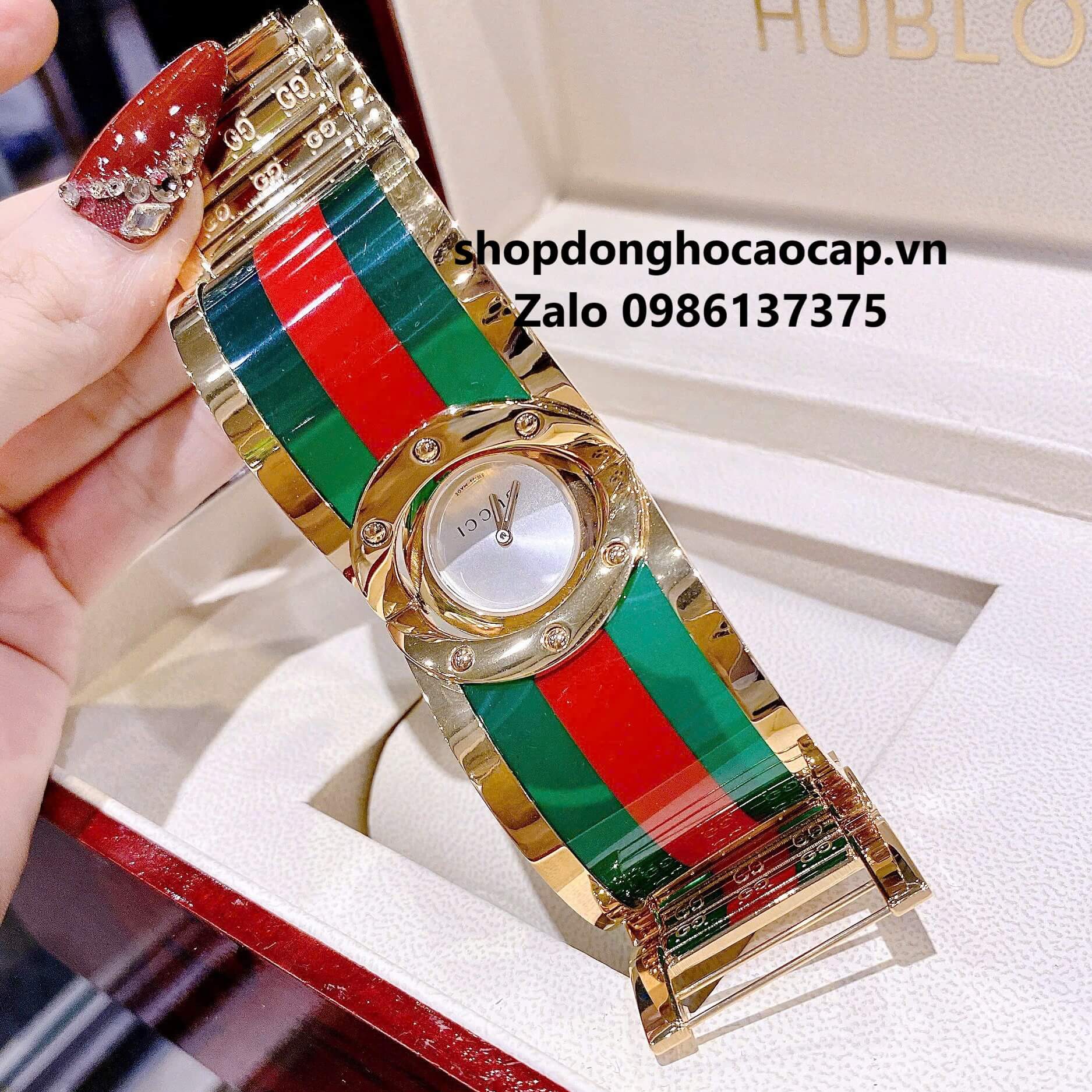 Đồng Hồ Gucci Twirl Nữ Dáng Lắc Tay Màu Vàng Gold Mix Xanh Cao Cấp Size 23mm