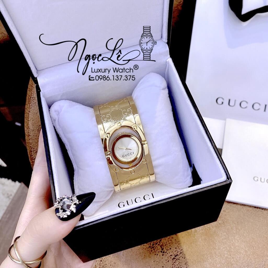 Đồng Hồ Nữ Gucci Twirl Dáng Còng Ôm Tay Màu Vàng Vân Gucci 23mm