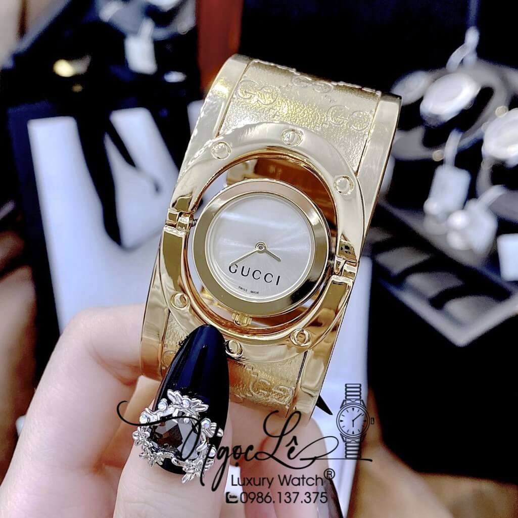 Đồng Hồ Nữ Gucci Twirl Dáng Còng Ôm Tay Màu Vàng Vân Gucci 23mm