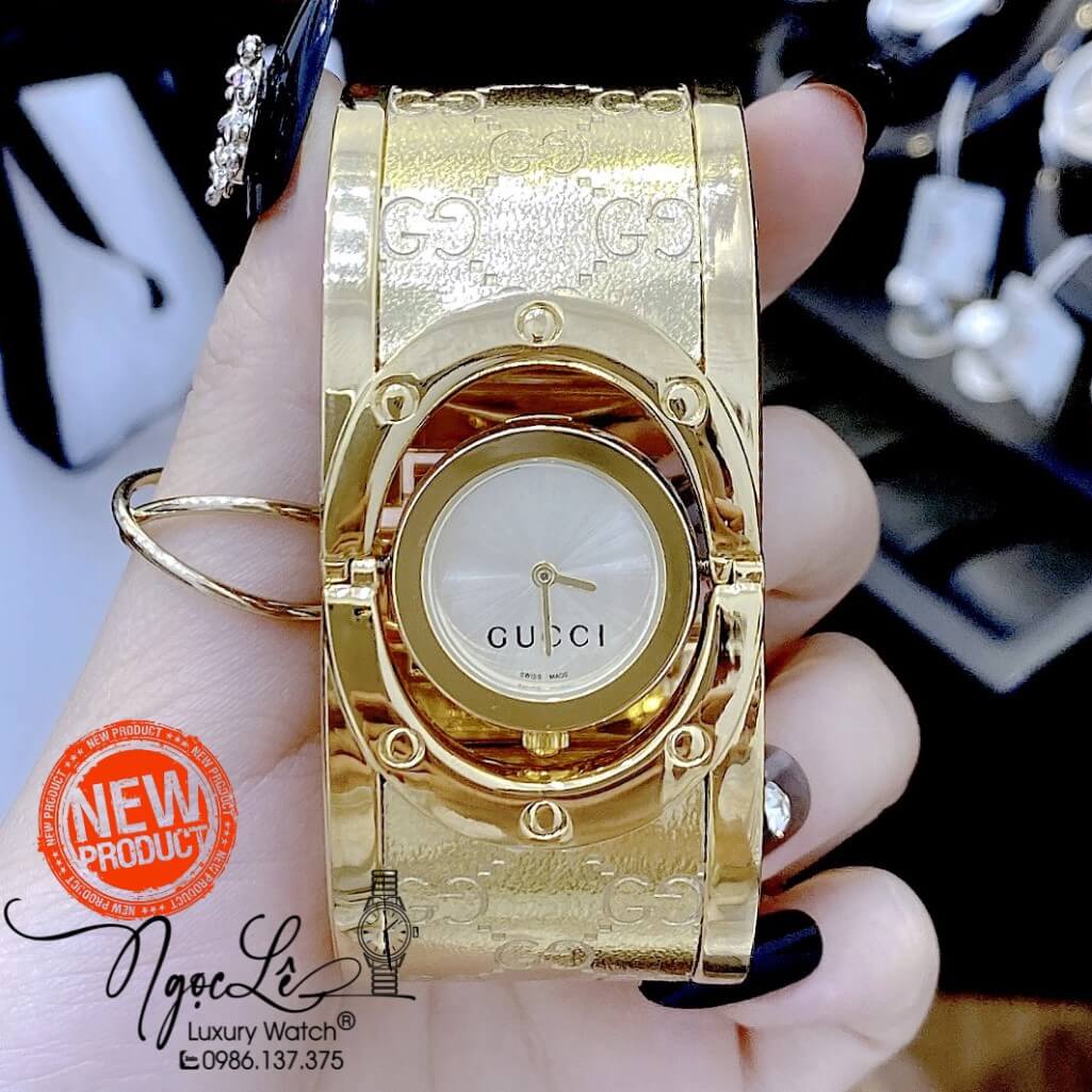 Đồng Hồ Nữ Gucci Twirl Dáng Còng Ôm Tay Màu Vàng Gold Khắc Vân Gucci 23mm
