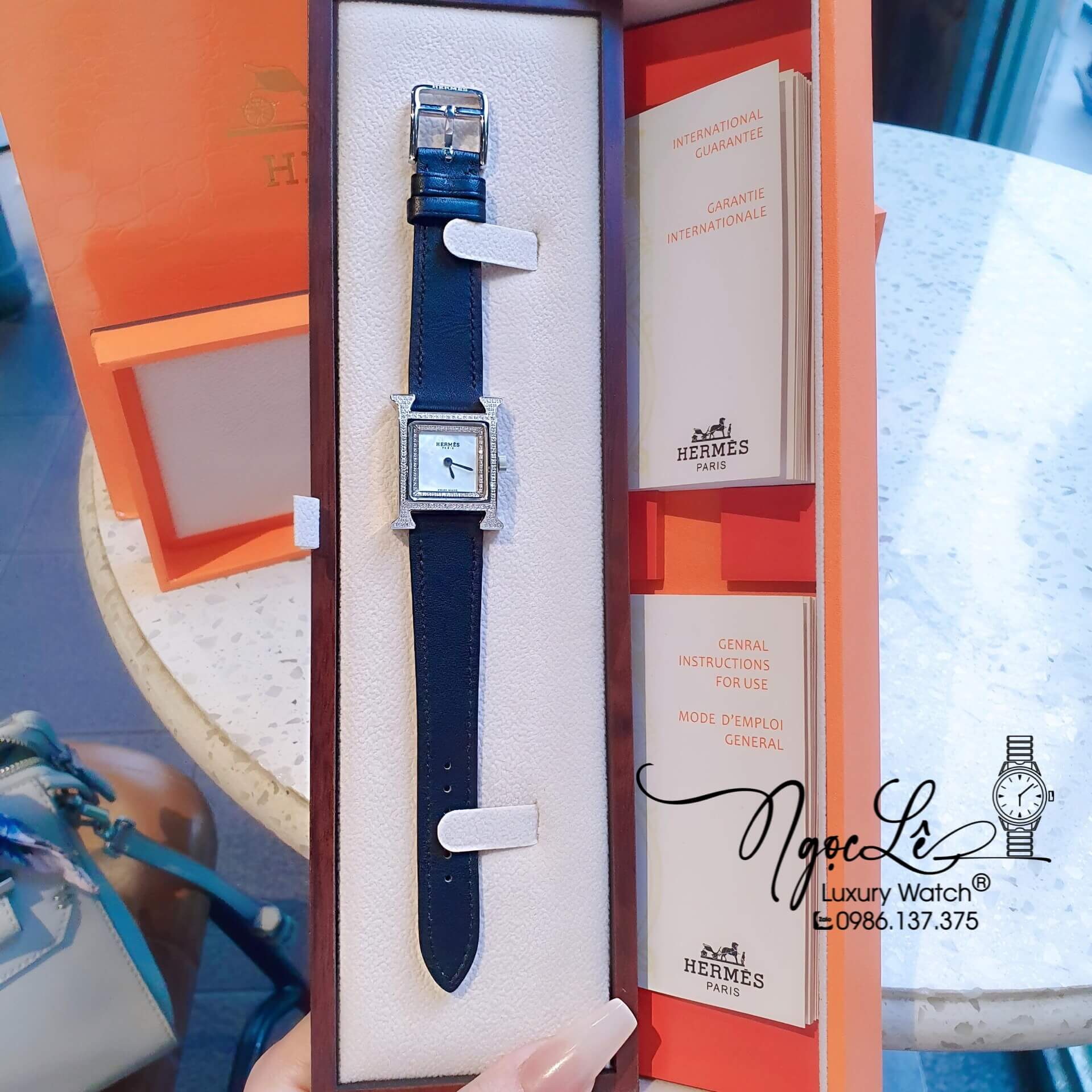 Đồng Hồ Nữ Hermes Heure H Dây Da Đen Vỏ Silver Mặt Xà Cừ Size 21x21mm
