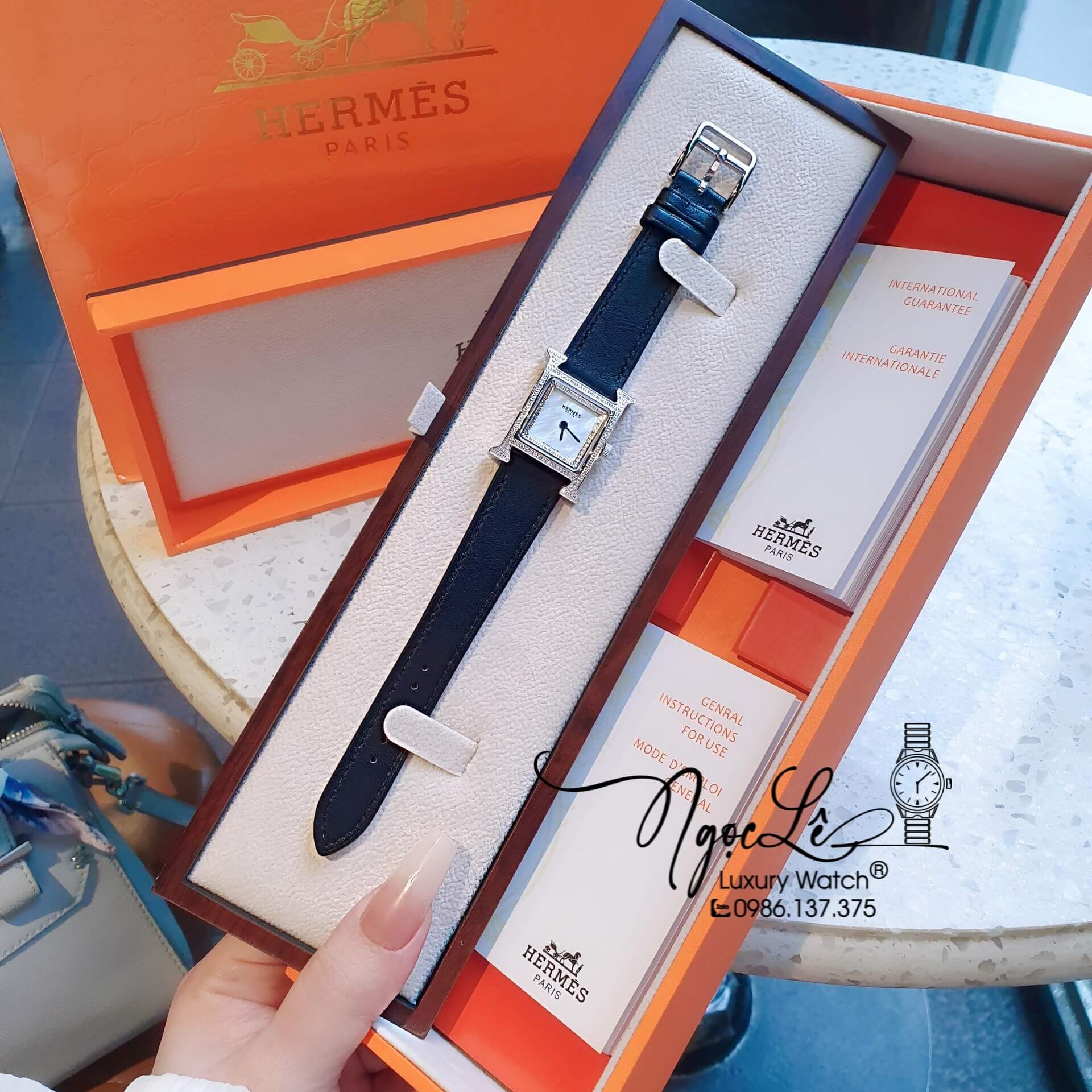 Đồng Hồ Nữ Hermes Heure H Dây Da Đen Vỏ Silver Mặt Xà Cừ Size 21x21mm