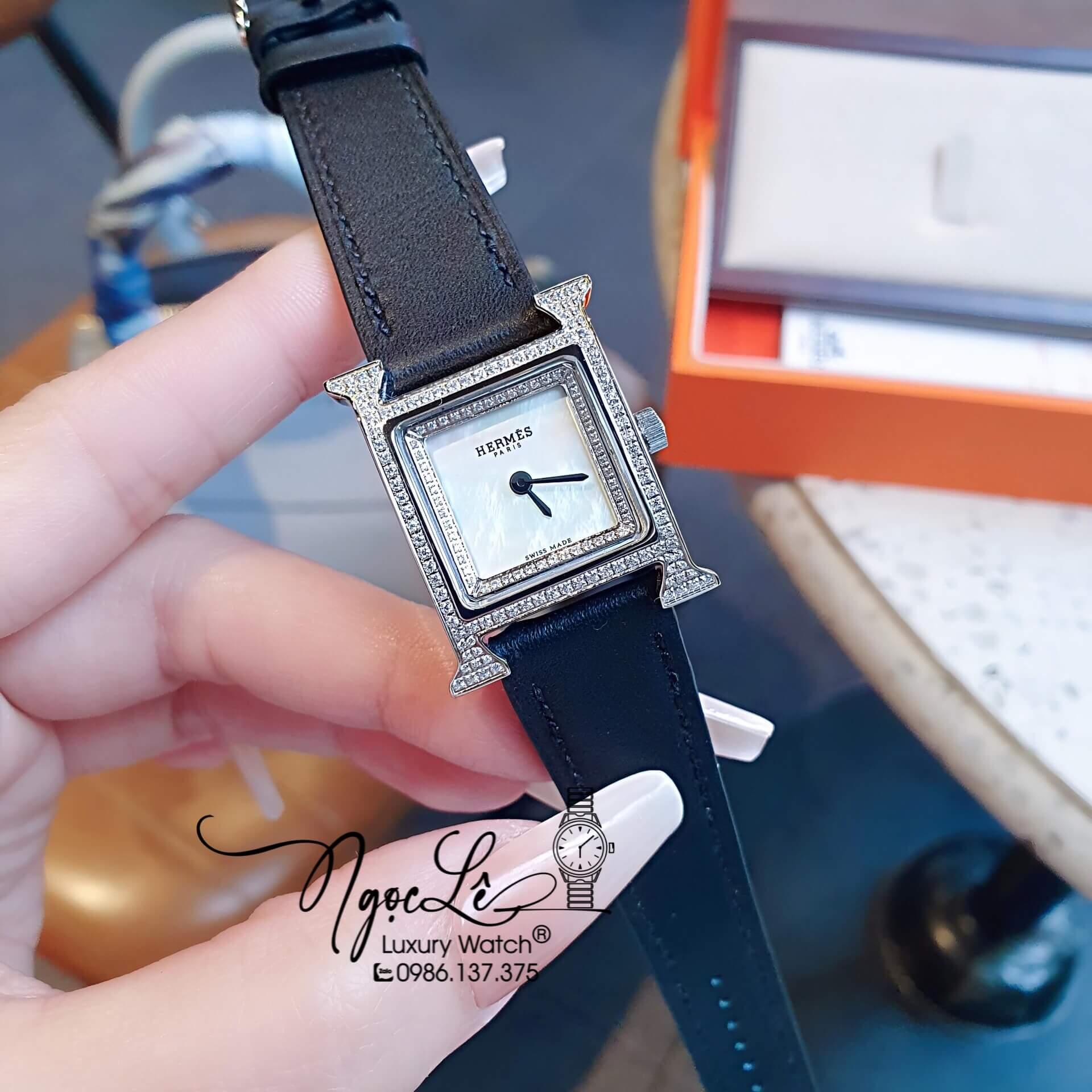 Đồng Hồ Nữ Hermes Heure H Dây Da Đen Vỏ Silver Mặt Xà Cừ Size 21x21mm
