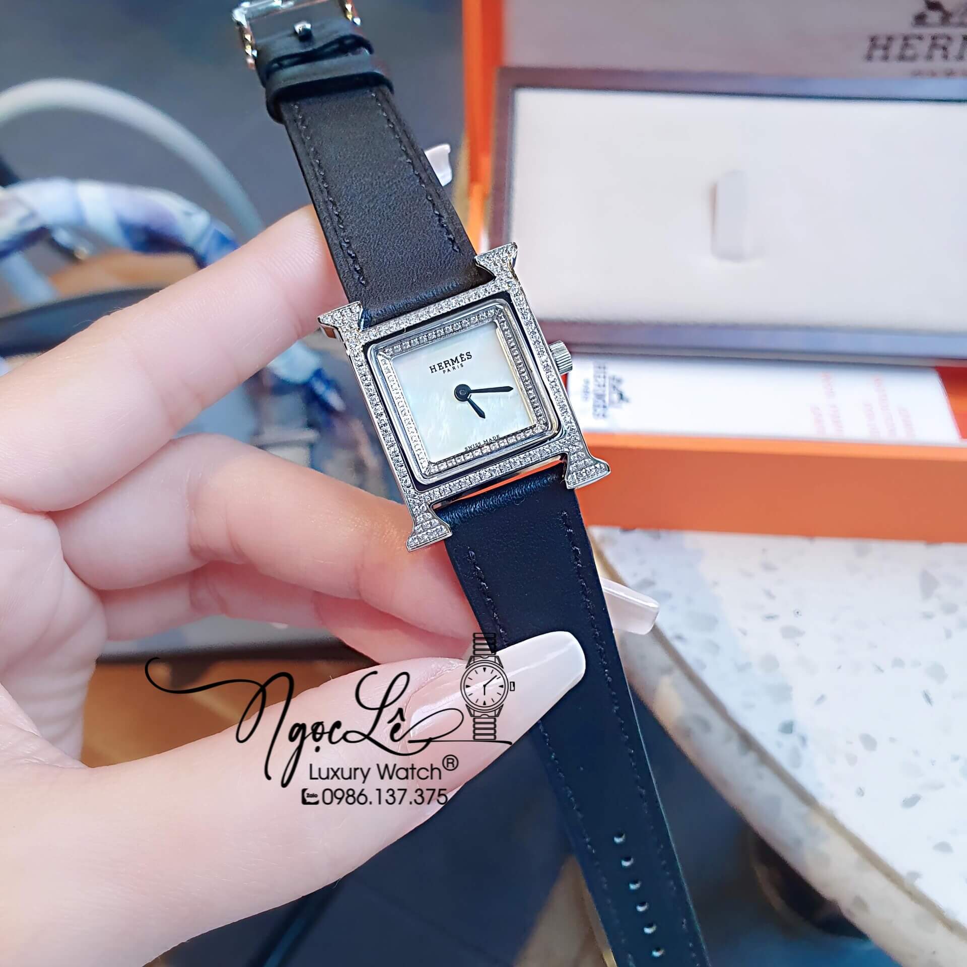 Đồng Hồ Nữ Hermes Heure H Dây Da Đen Vỏ Silver Mặt Xà Cừ Size 21x21mm