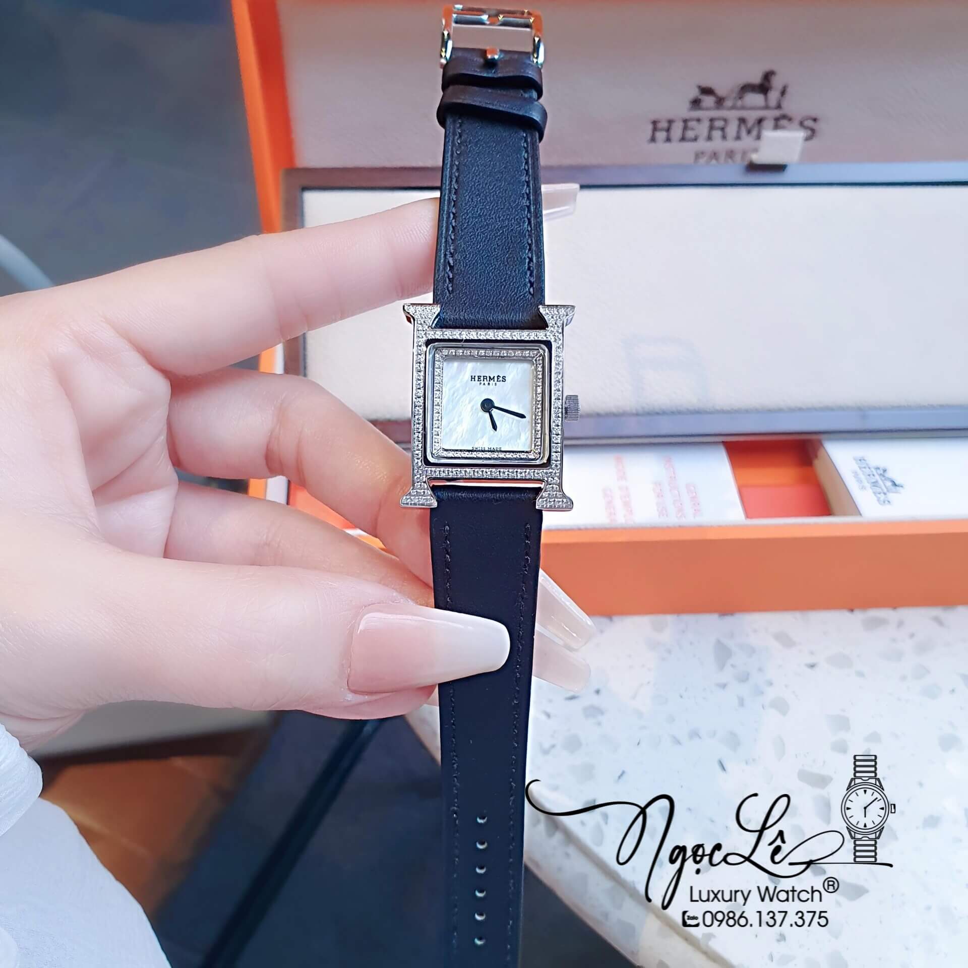 Đồng Hồ Nữ Hermes Heure H Dây Da Đen Vỏ Silver Mặt Xà Cừ Size 21x21mm