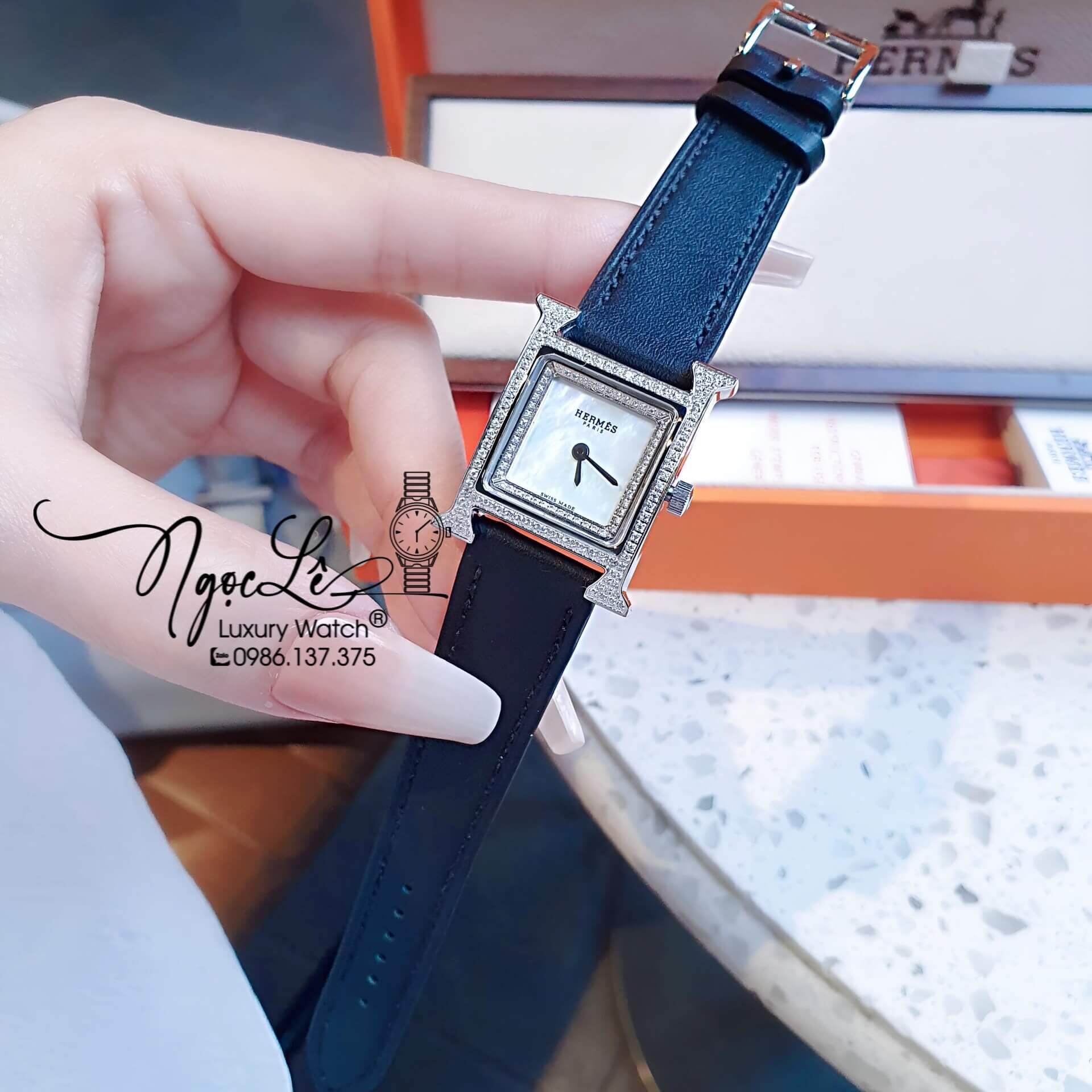 Đồng Hồ Nữ Hermes Heure H Dây Da Đen Vỏ Silver Mặt Xà Cừ Size 21x21mm