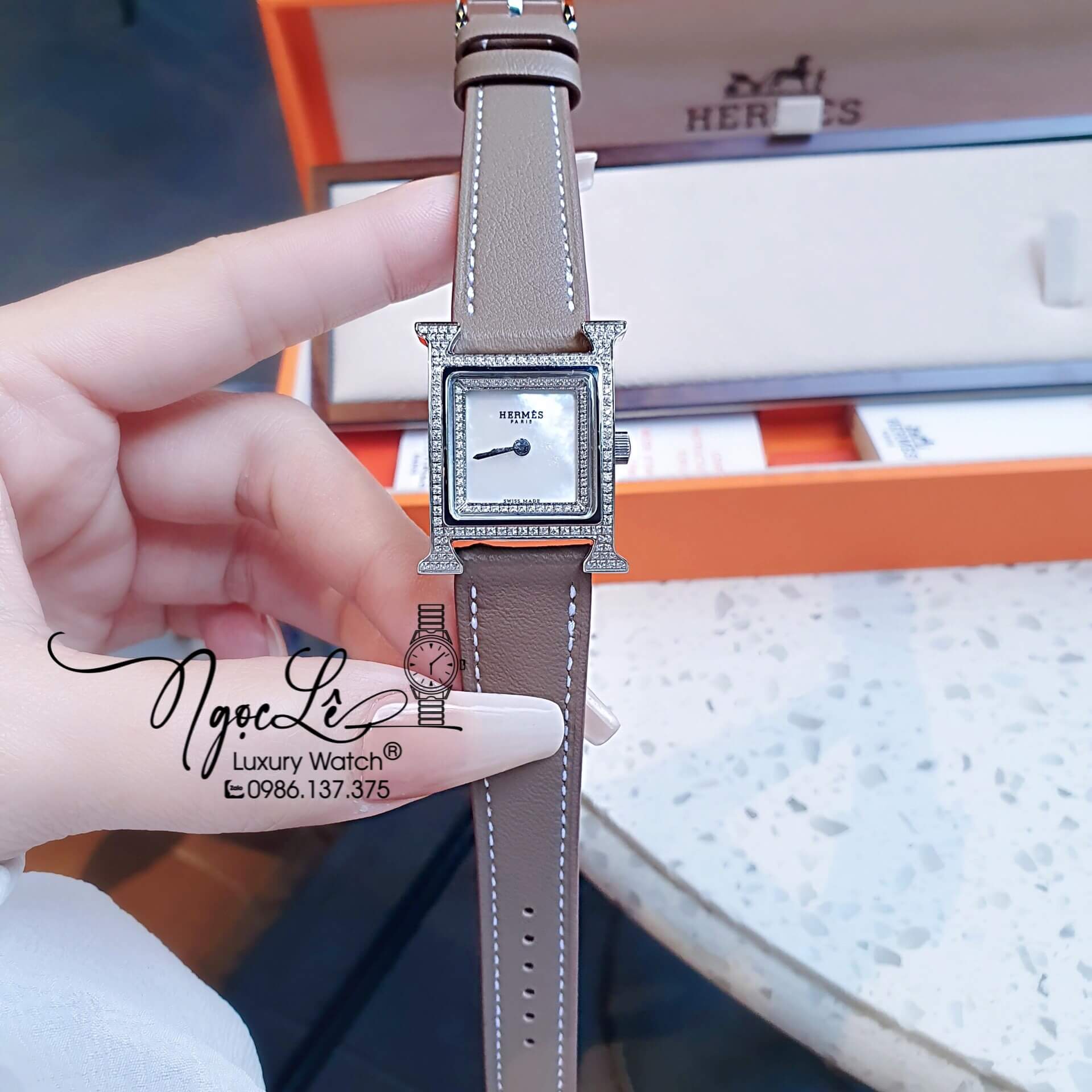 Đồng Hồ Nữ Hermes Heure H Dây Da Xám Vỏ Rose Mặt Xà Cừ Size 21x21mm