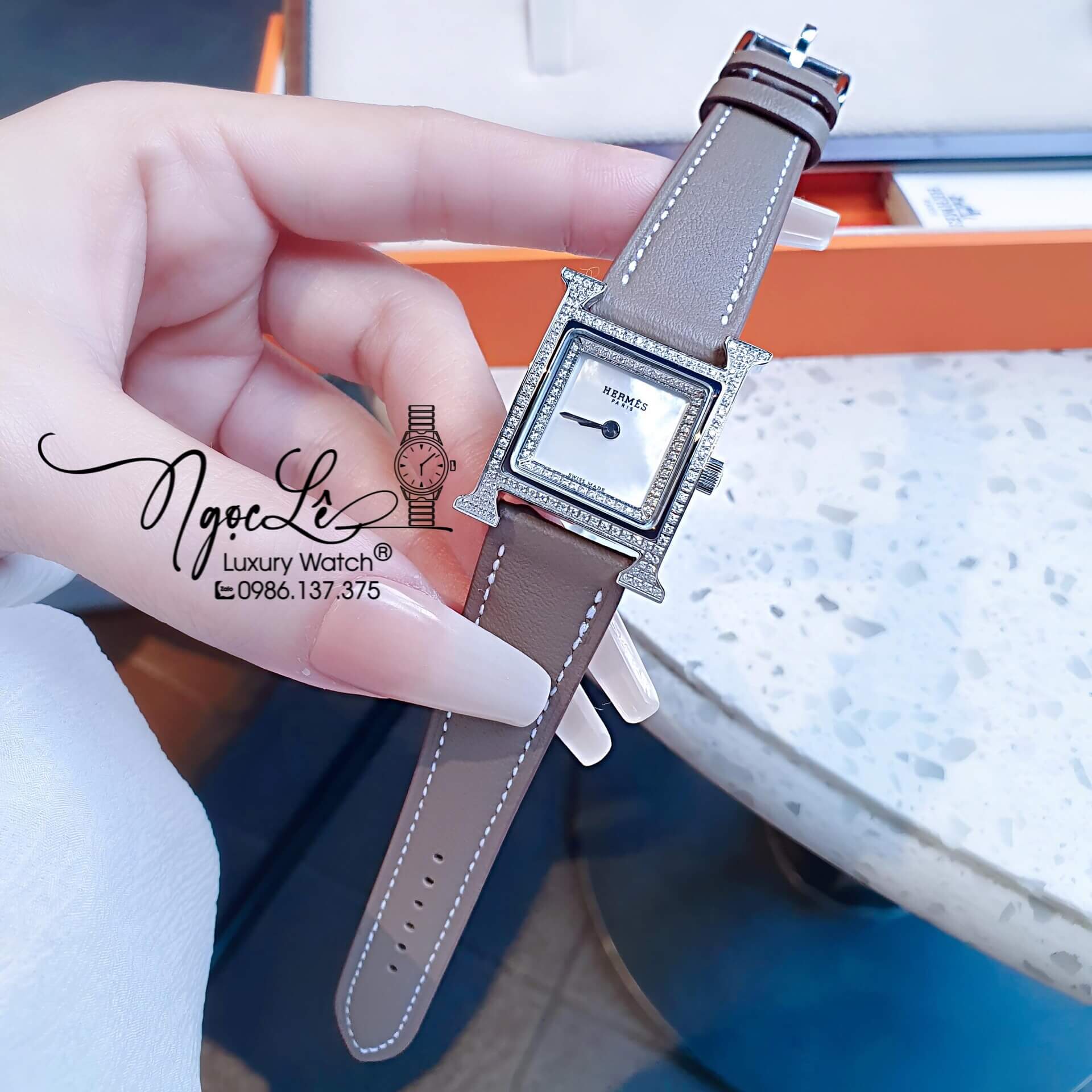 Đồng Hồ Nữ Hermes Heure H Dây Da Xám Vỏ Rose Mặt Xà Cừ Size 21x21mm