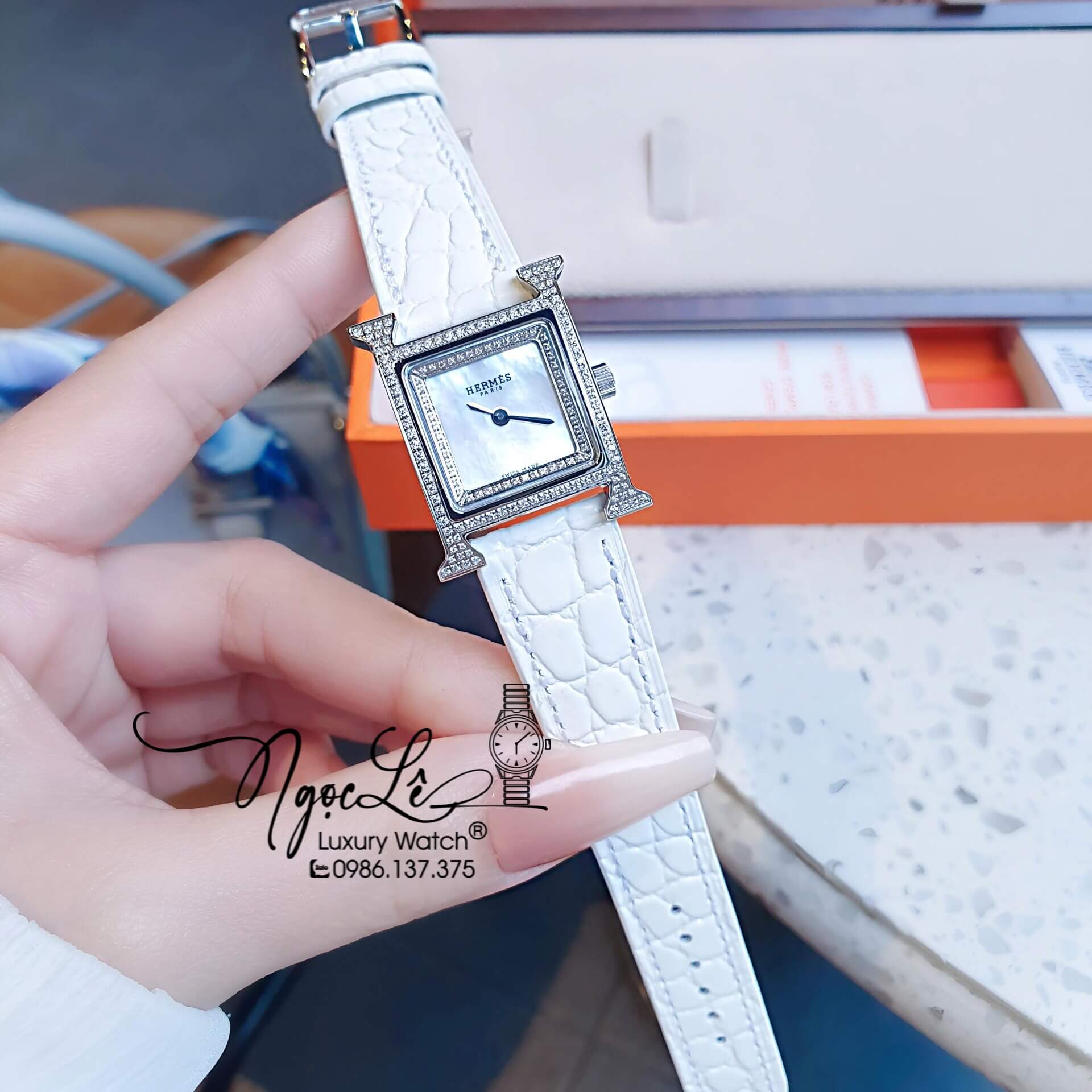Đồng Hồ Nữ Hermes Heure H Dây Da Trắng Vỏ Silver Mặt Xà Cừ Size 21x21mm