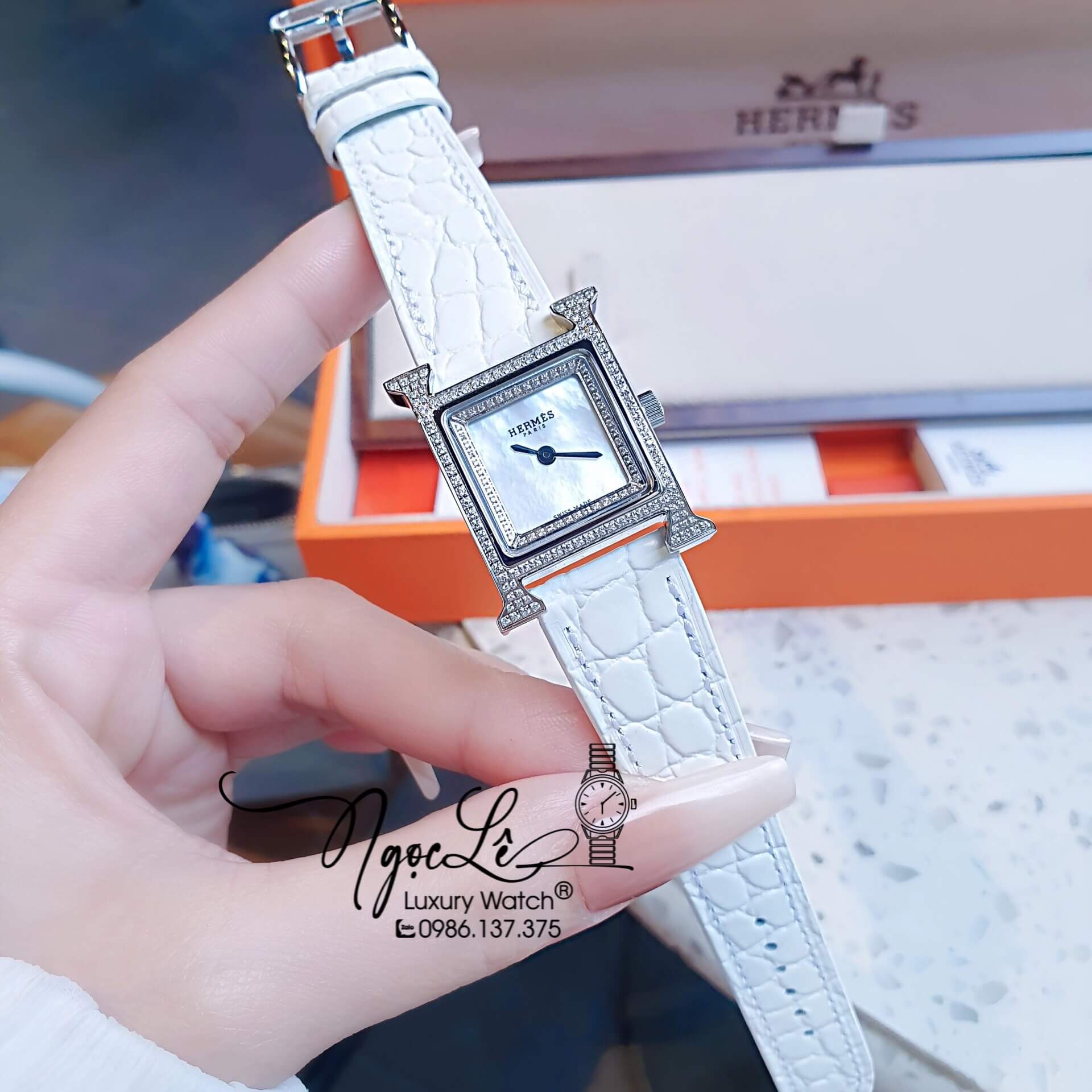 Đồng Hồ Nữ Hermes Heure H Dây Da Trắng Vỏ Silver Mặt Xà Cừ Size 21x21mm