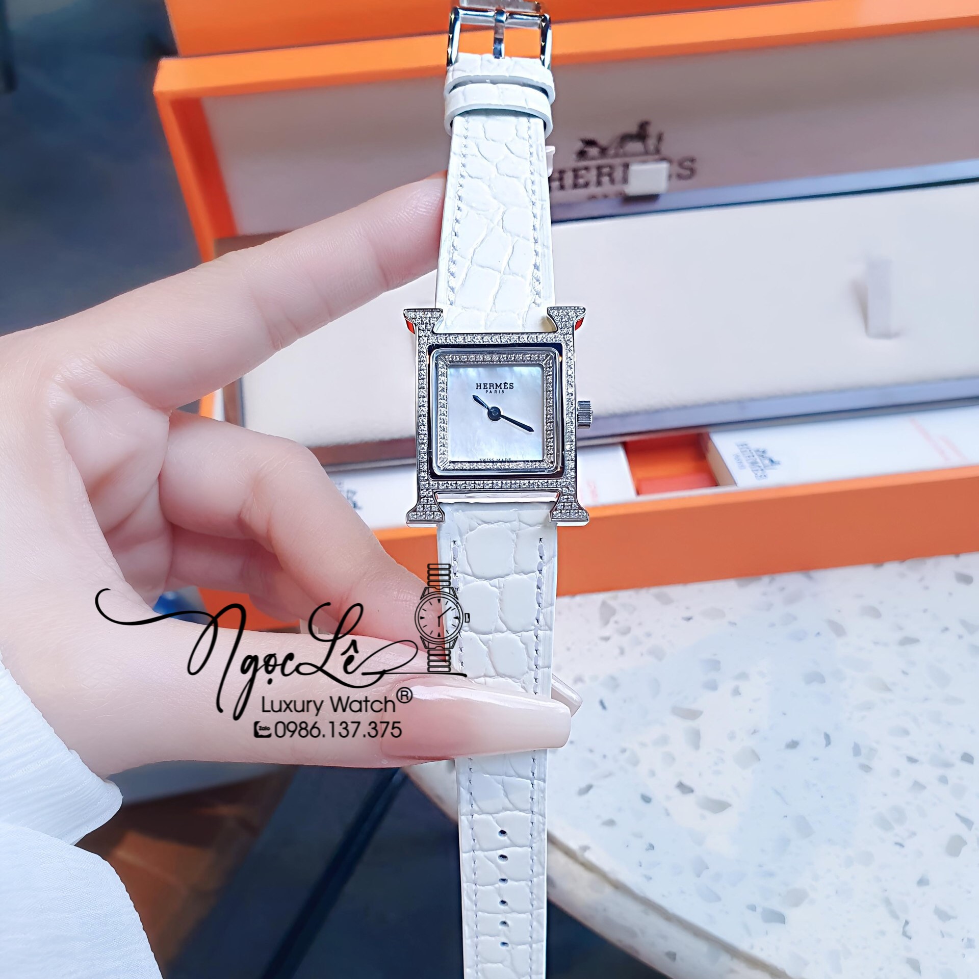 Đồng Hồ Nữ Hermes Heure H Dây Da Trắng Vỏ Silver Mặt Xà Cừ Size 21x21mm