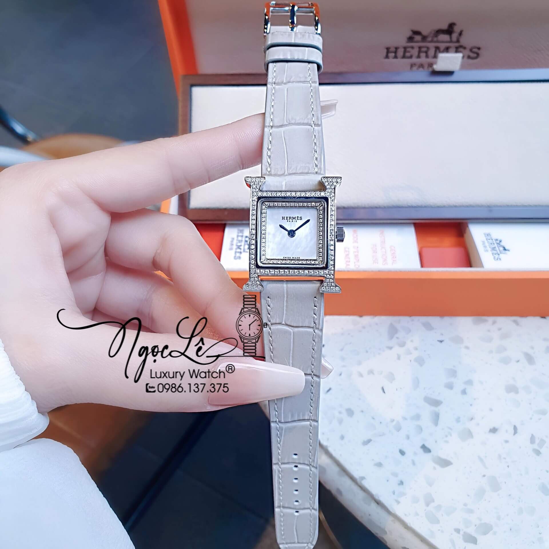 Đồng Hồ Nữ Hermes Heure H Dây Da Xám Nhạt Vỏ Silver Mặt Xà Cừ Size 21x21mm