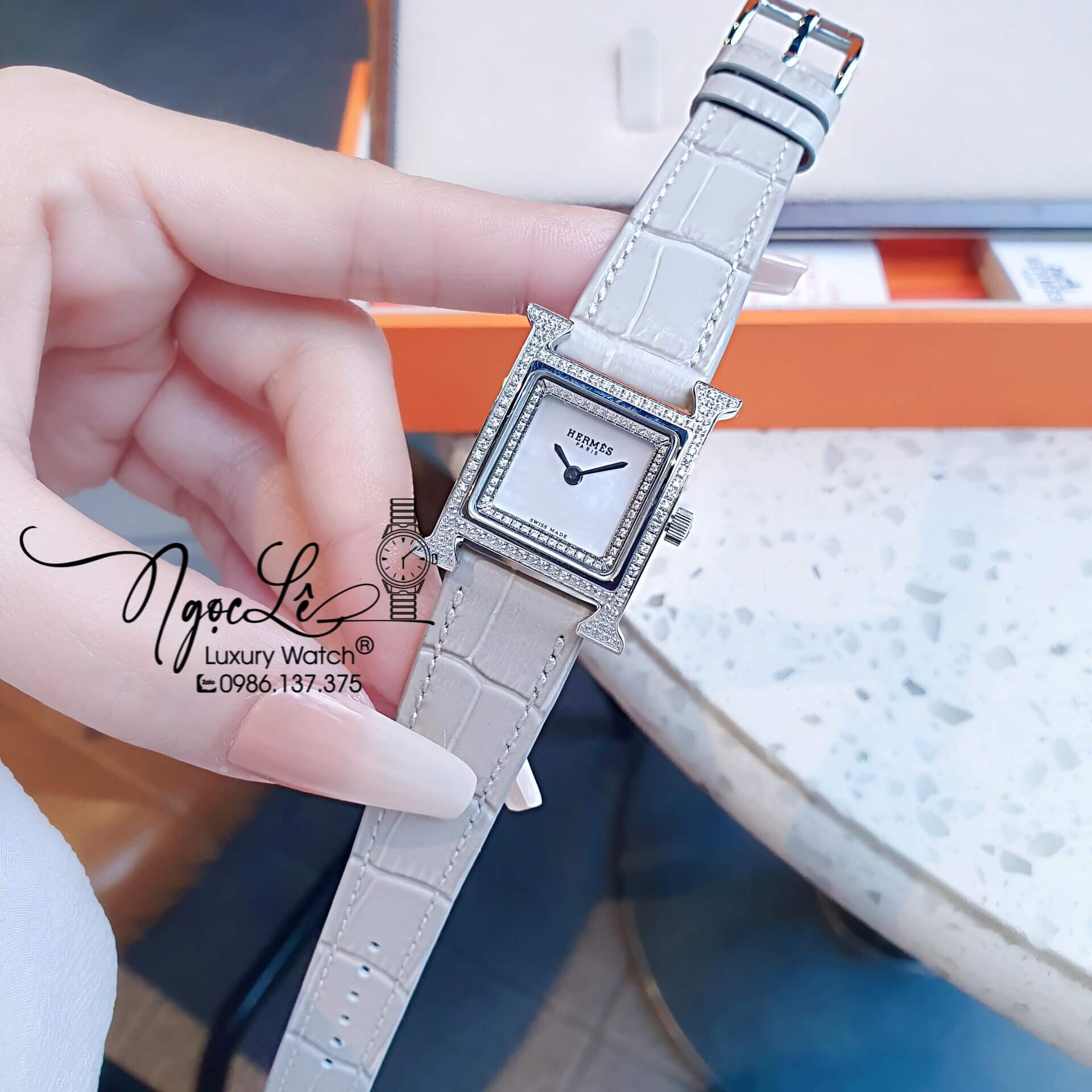 Đồng Hồ Nữ Hermes Heure H Dây Da Xám Nhạt Vỏ Silver Mặt Xà Cừ Size 21x21mm