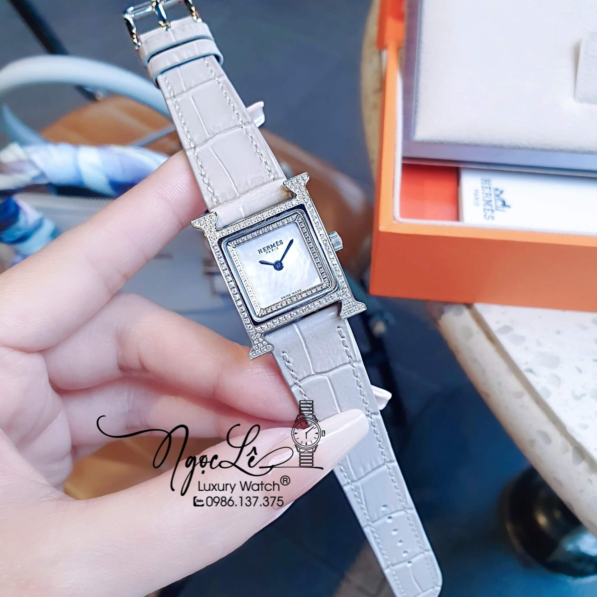 Đồng Hồ Nữ Hermes Heure H Dây Da Xám Nhạt Vỏ Silver Mặt Xà Cừ Size 21x21mm
