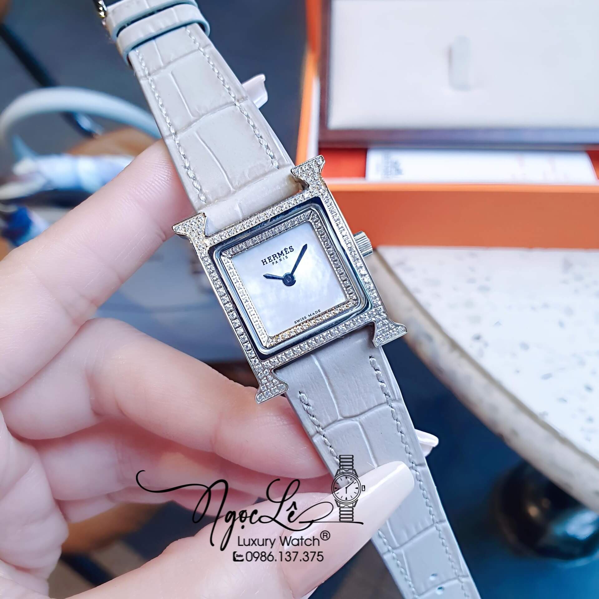 Đồng Hồ Nữ Hermes Heure H Dây Da Xám Nhạt Vỏ Silver Mặt Xà Cừ Size 21x21mm